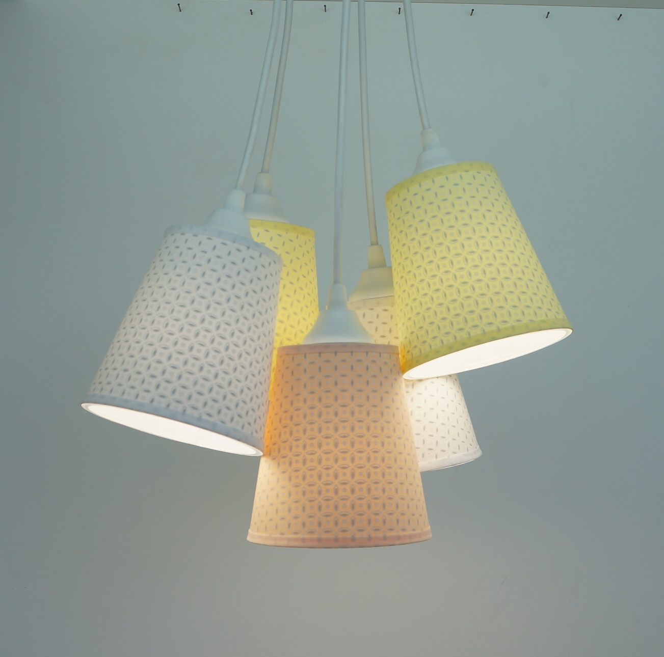 Lustre Pendente Cacho Candy Arabescos Amarelo, Branco e Salmão