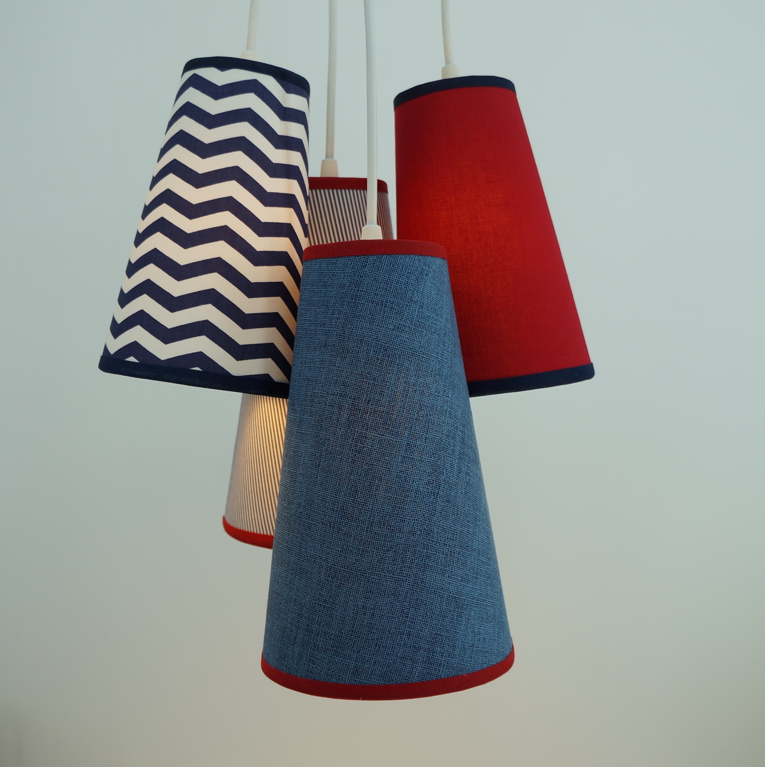 Lustre Pendente Cacho Chevron 4 Cúpulas Vermelho e Azul