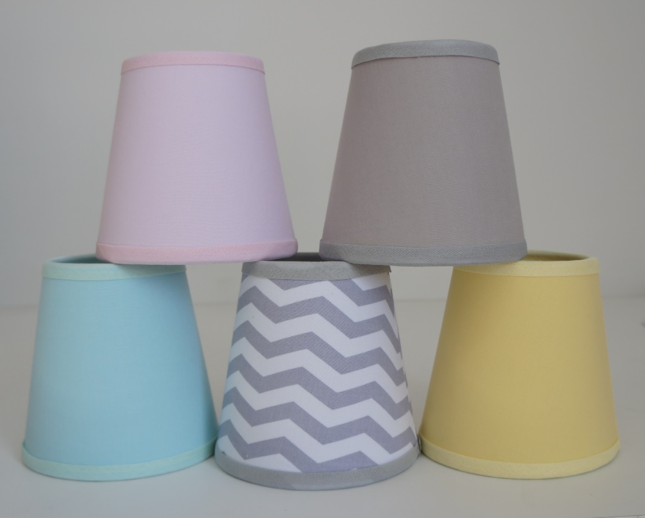 Lustre Pendente Cacho Chevron Cinza, Amarelo, Verde e Rosa