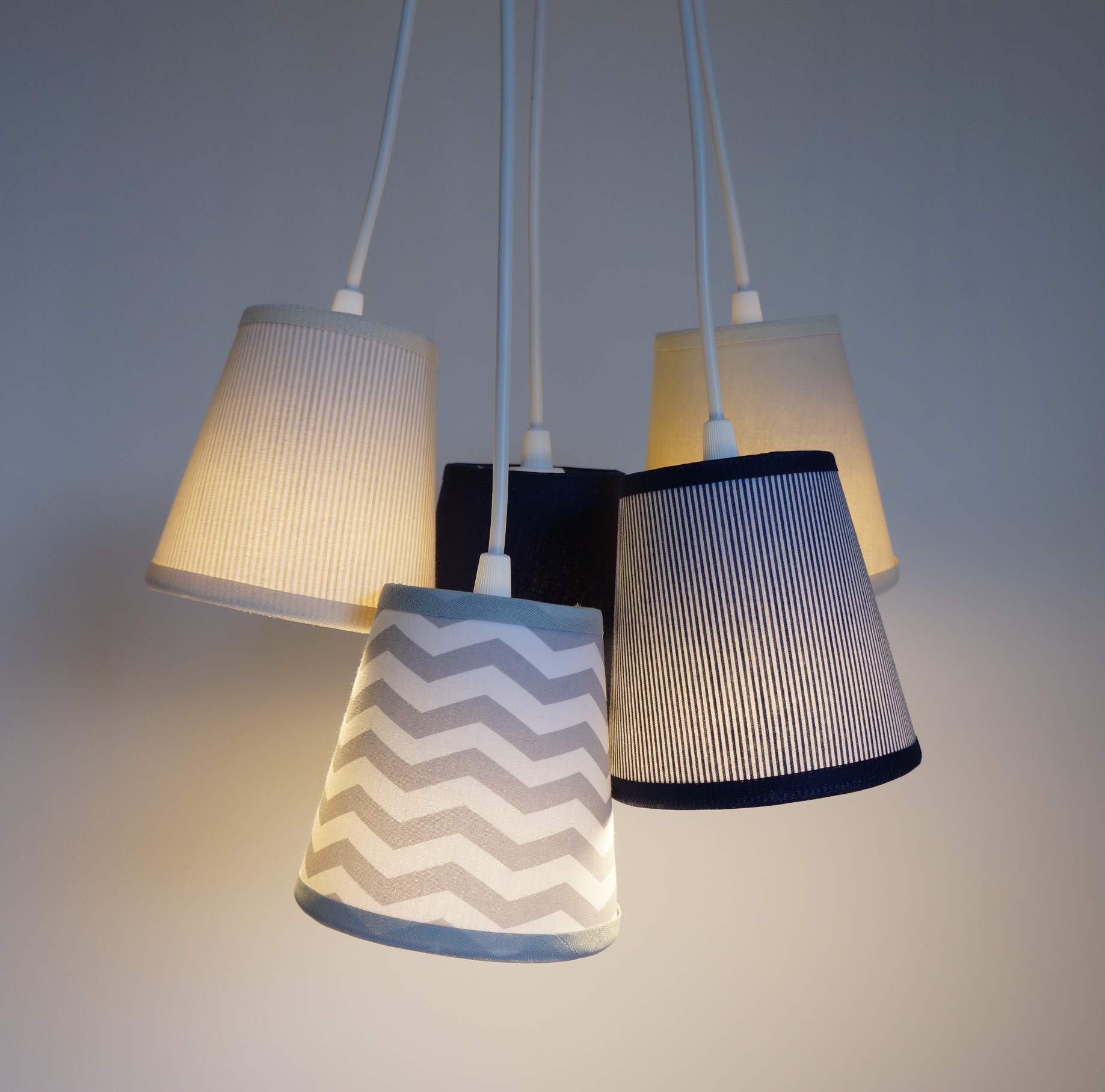 Lustre Pendente Cacho Chevron Cinza, Bege e Azul Marinho