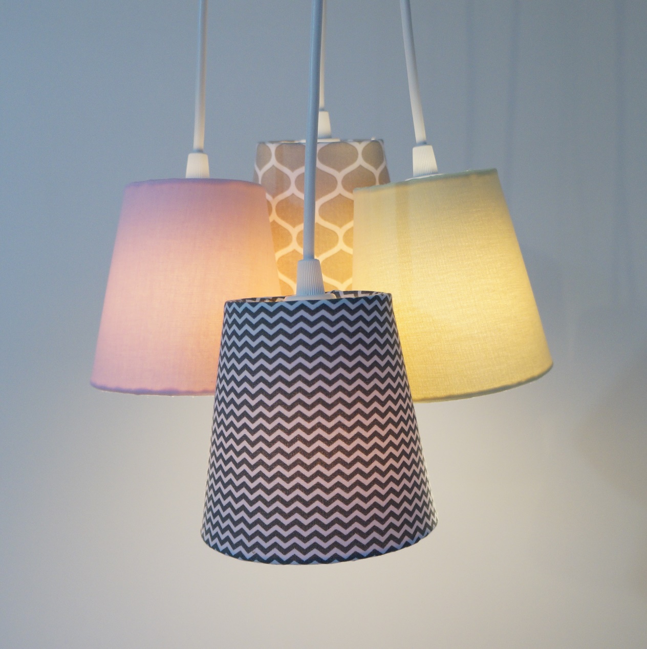 Lustre Pendente Cacho Colmeia e Mini Chevron Rosa, Cinza e Amarelo