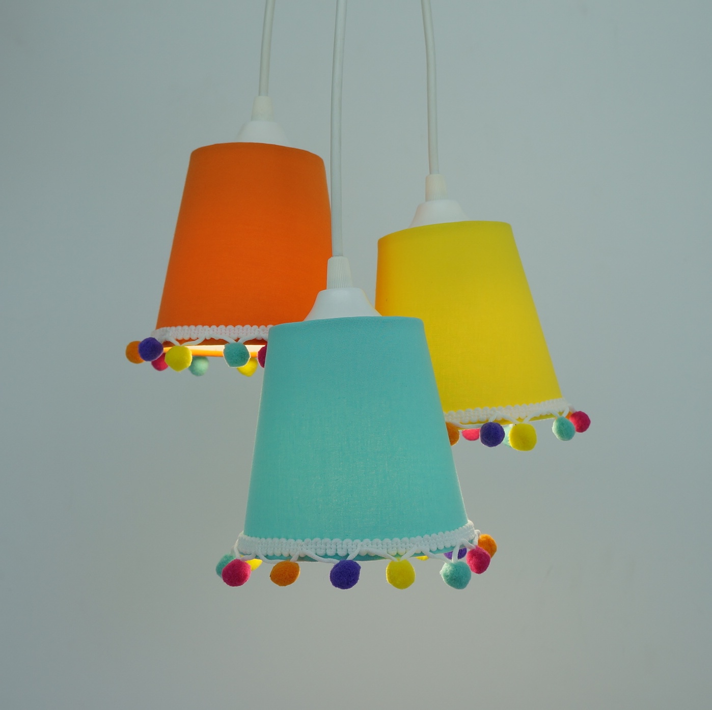 Lustre Pendente Cacho Infantil 3 Cores e Pompons Coloridos