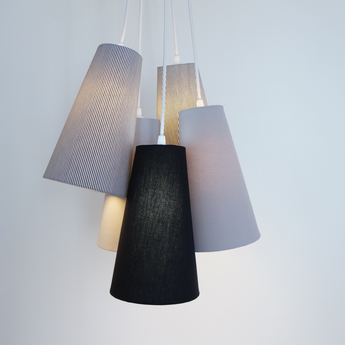Lustre Pendente Cacho Listrado Preto e Branco