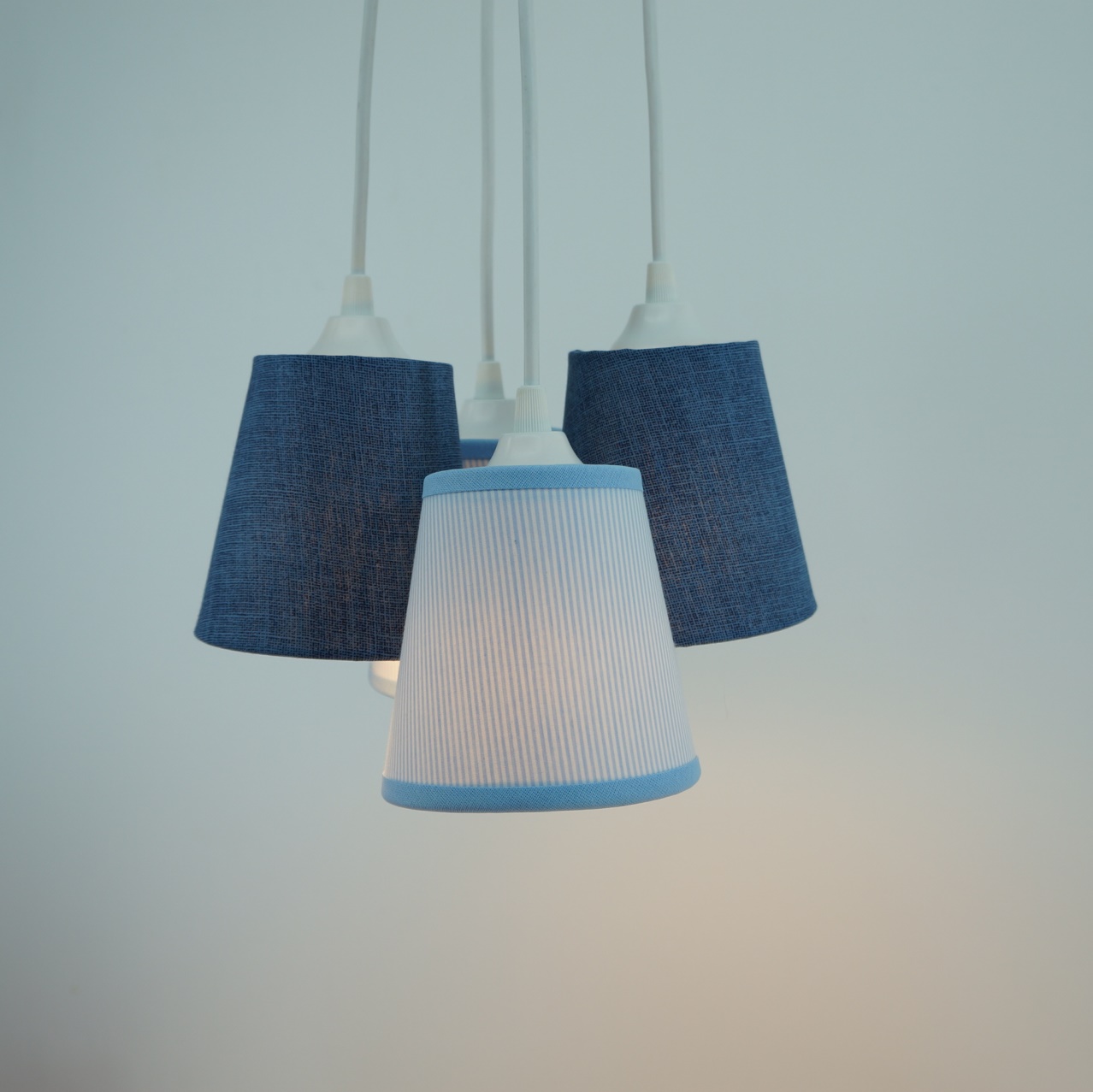 Lustre Pendente Cacho Menino 4 Cúpulas Jeans e Azul Bebê