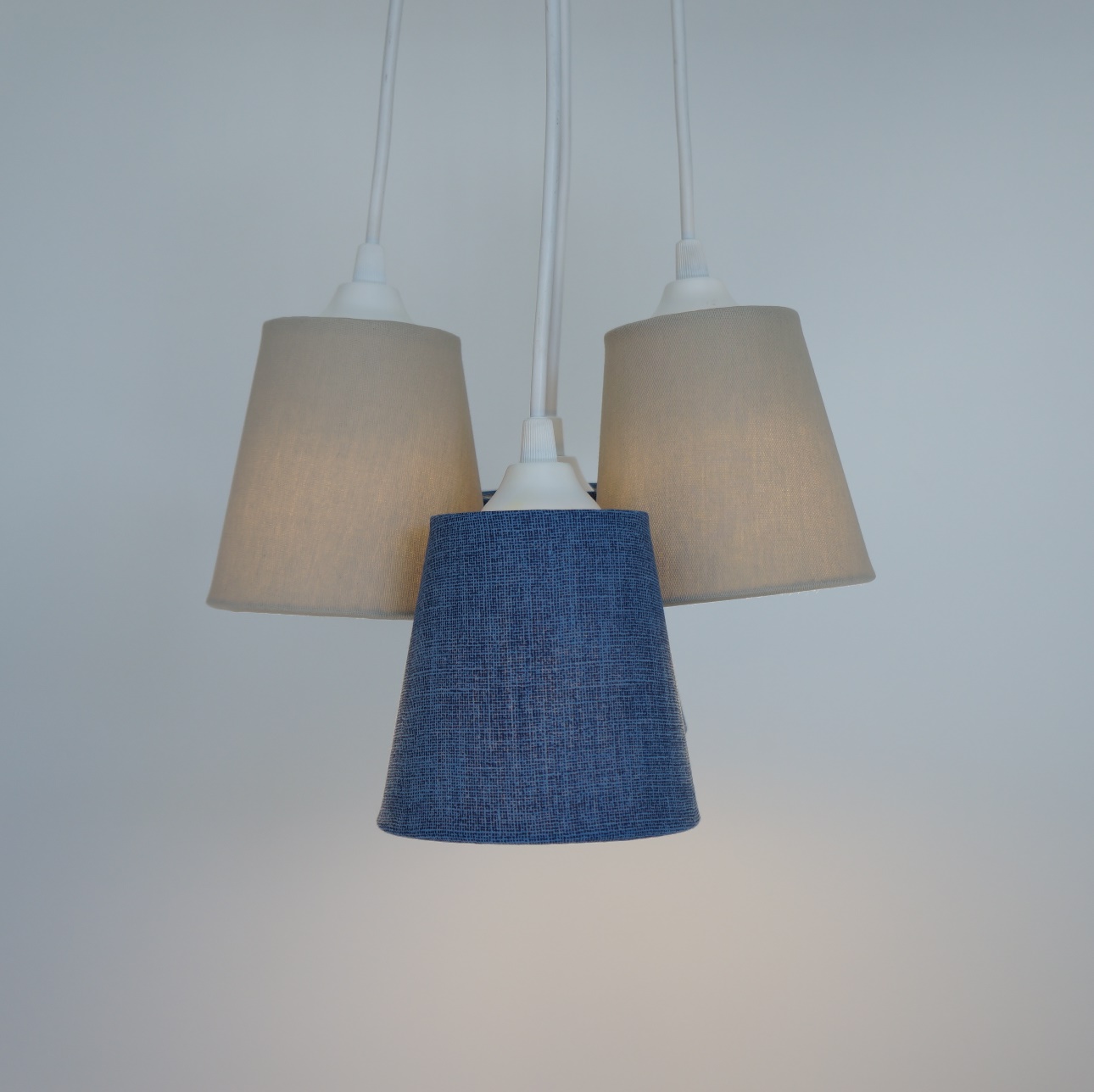 Lustre Pendente Cacho Menino 4 Cúpulas Jeans e Bege