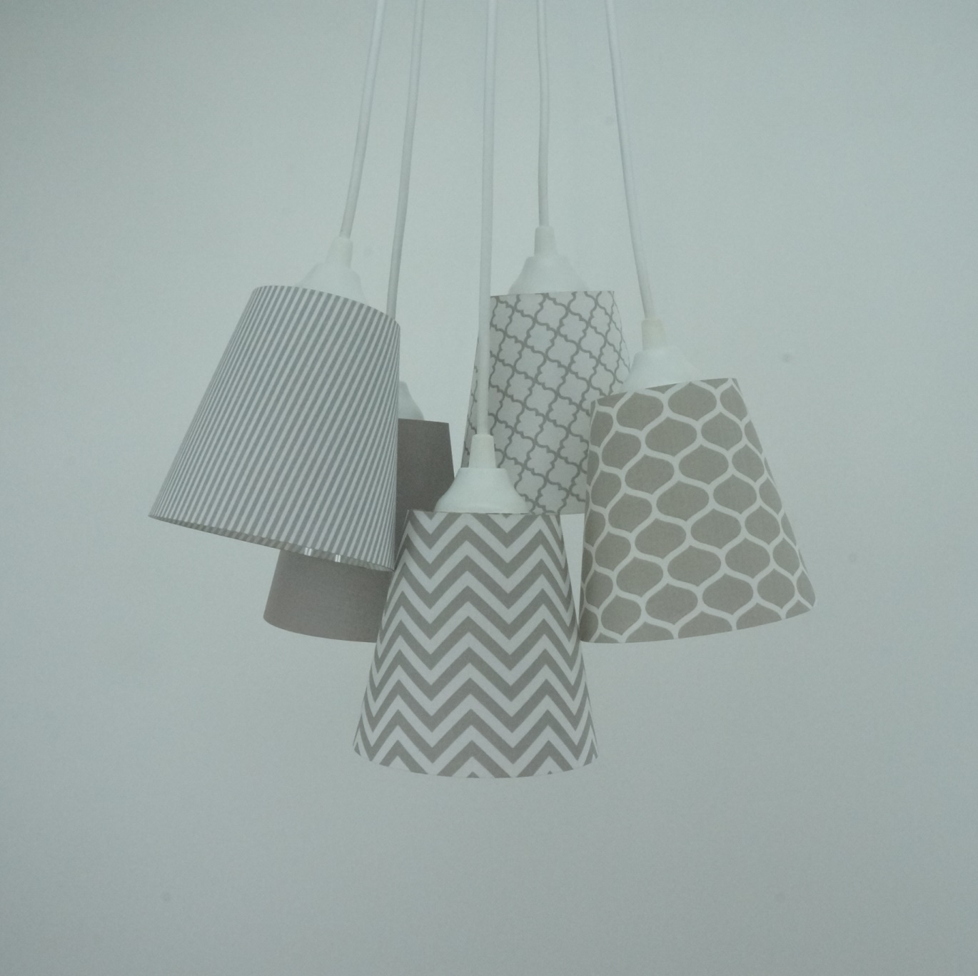Lustre Pendente Cacho Quarto Bebê Geométrico Cinza e Branco