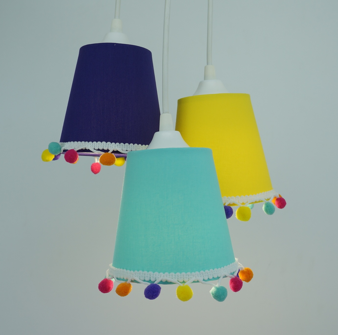 Lustre Pendente Cacho Quarto Infantil com Pompons Coloridos