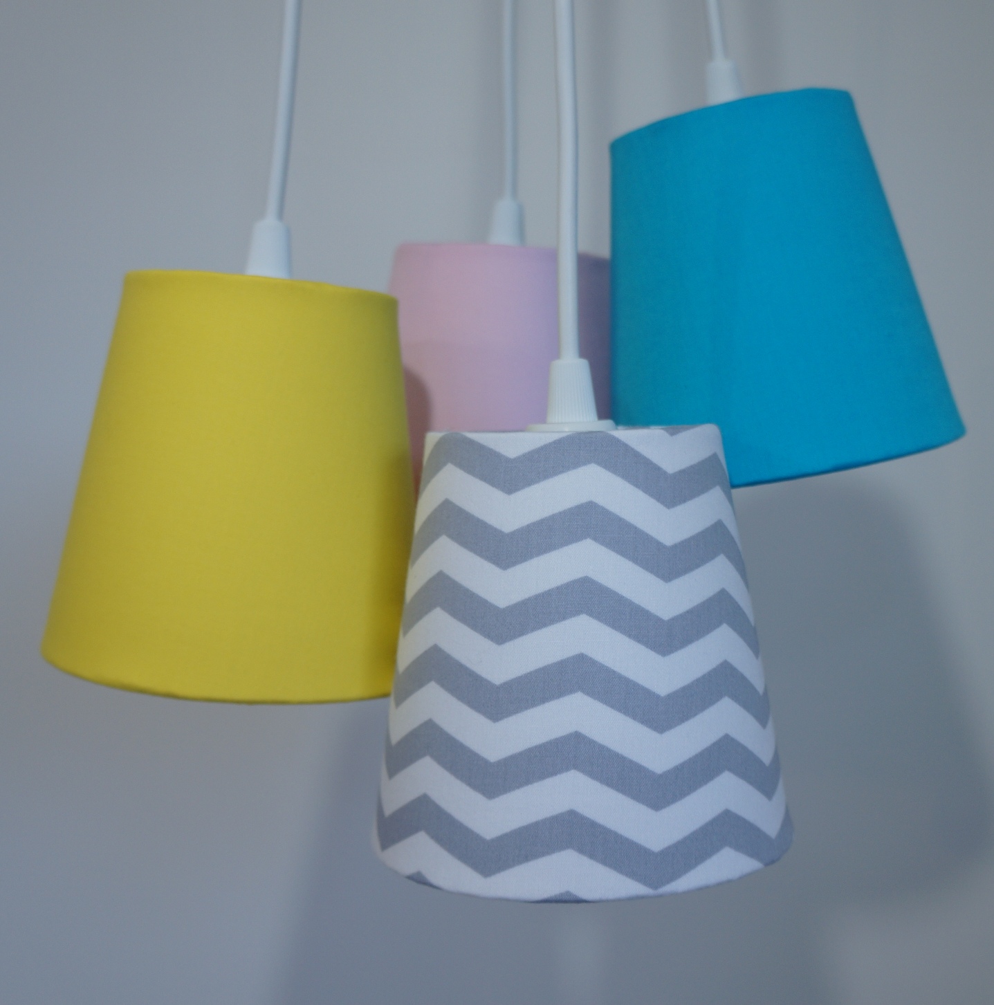 Lustre Pendente Cacho Quarto de Bebê Chevron Cinza, Rosa, Azul e Amarela
