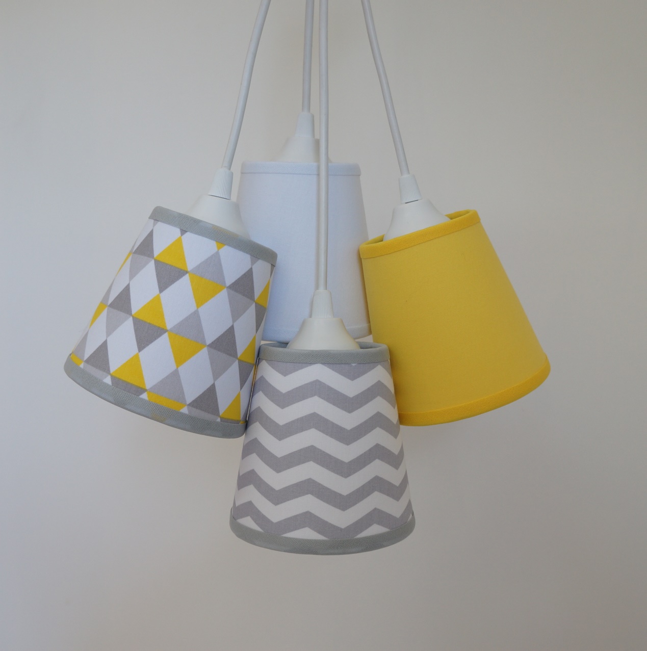Lustre Pendente Cacho Zig Zag 4 Cúpulas Amarelo, Cinza e Branco