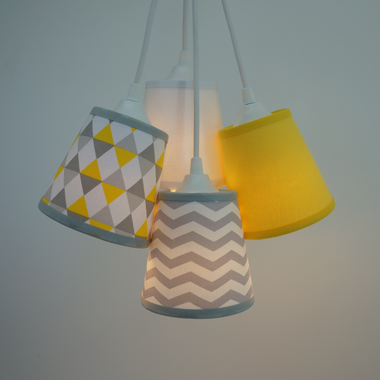 Lustre Pendente Cacho Zig Zag 4 Cúpulas Amarelo, Cinza e Branco
