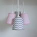 Lustre Pendente Chevron Cacho Menina Tons de Rosa e Cinza