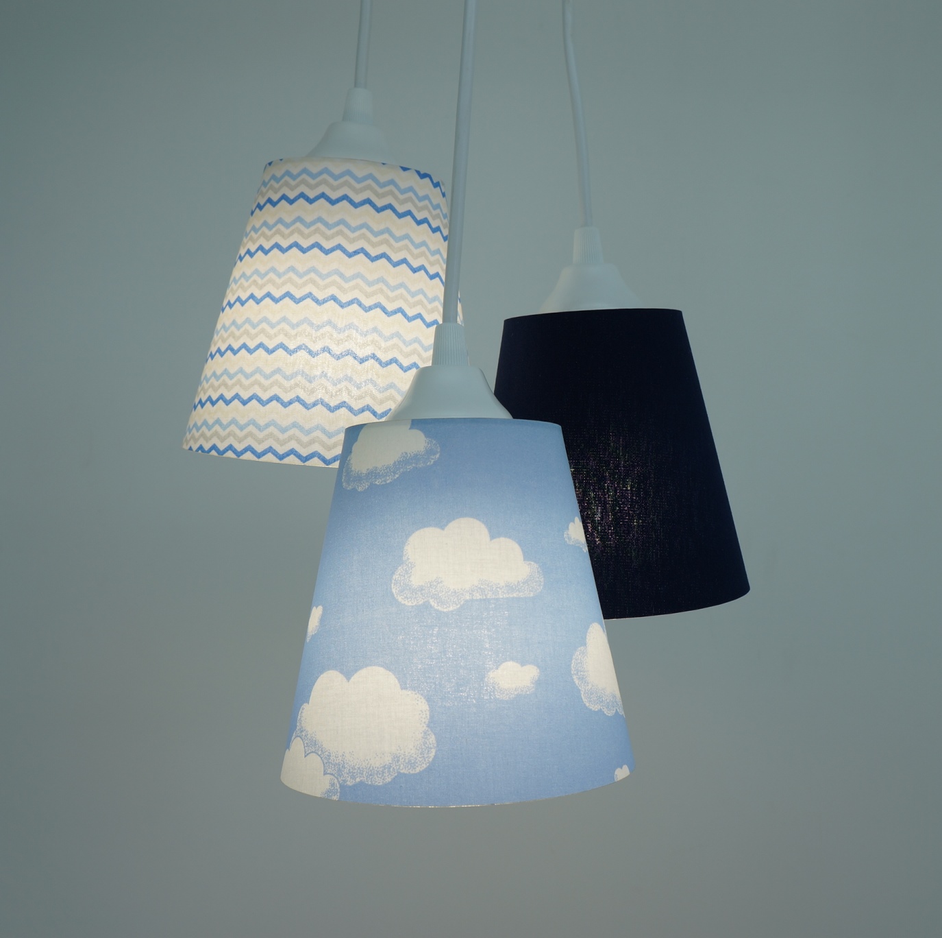 Lustre Pendente Infantil Nuvens e Chevron Tons de Azul e Branco