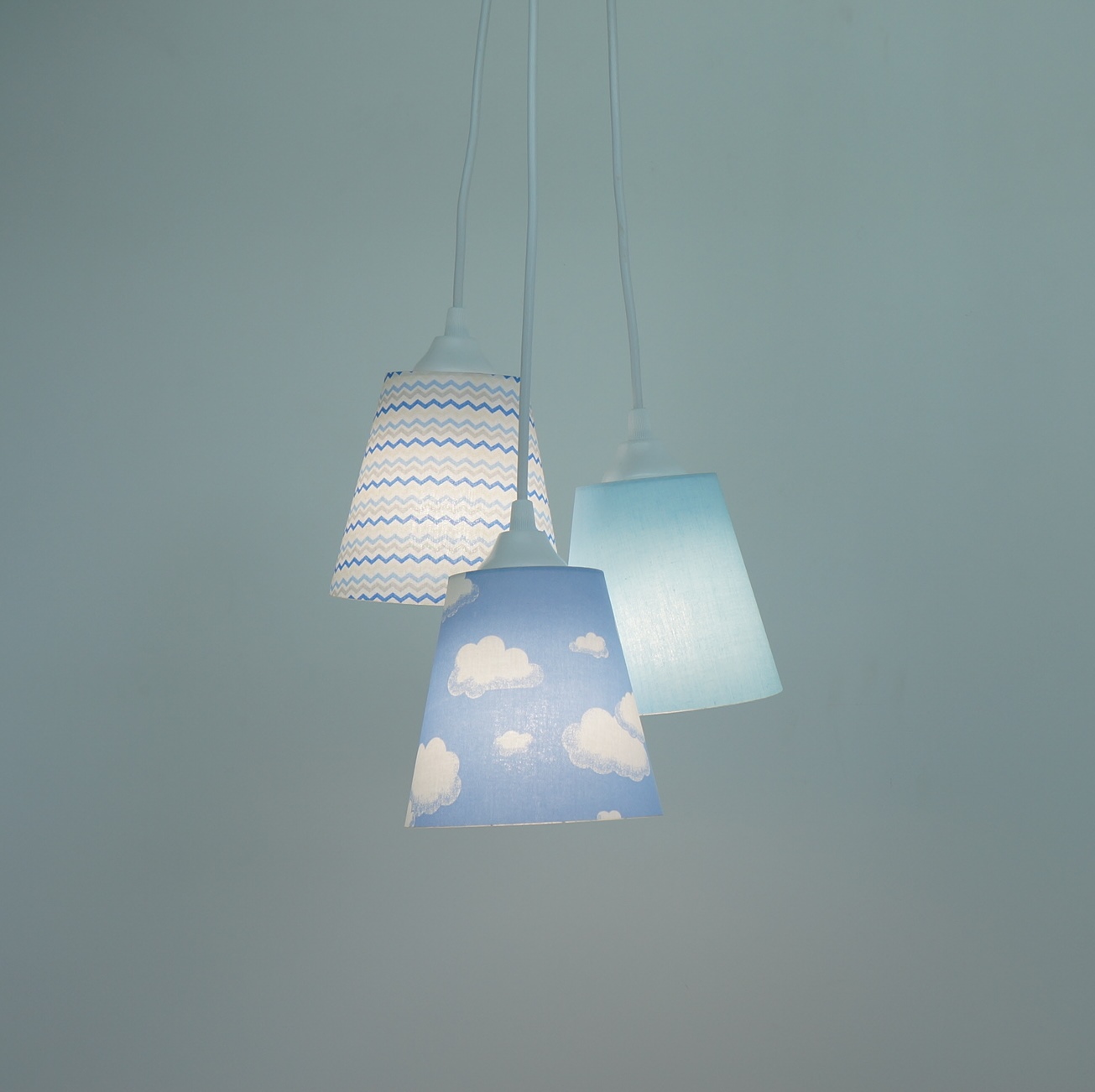 Lustre Pendente Infantil Nuvens e Zig Zag Azul e Branco