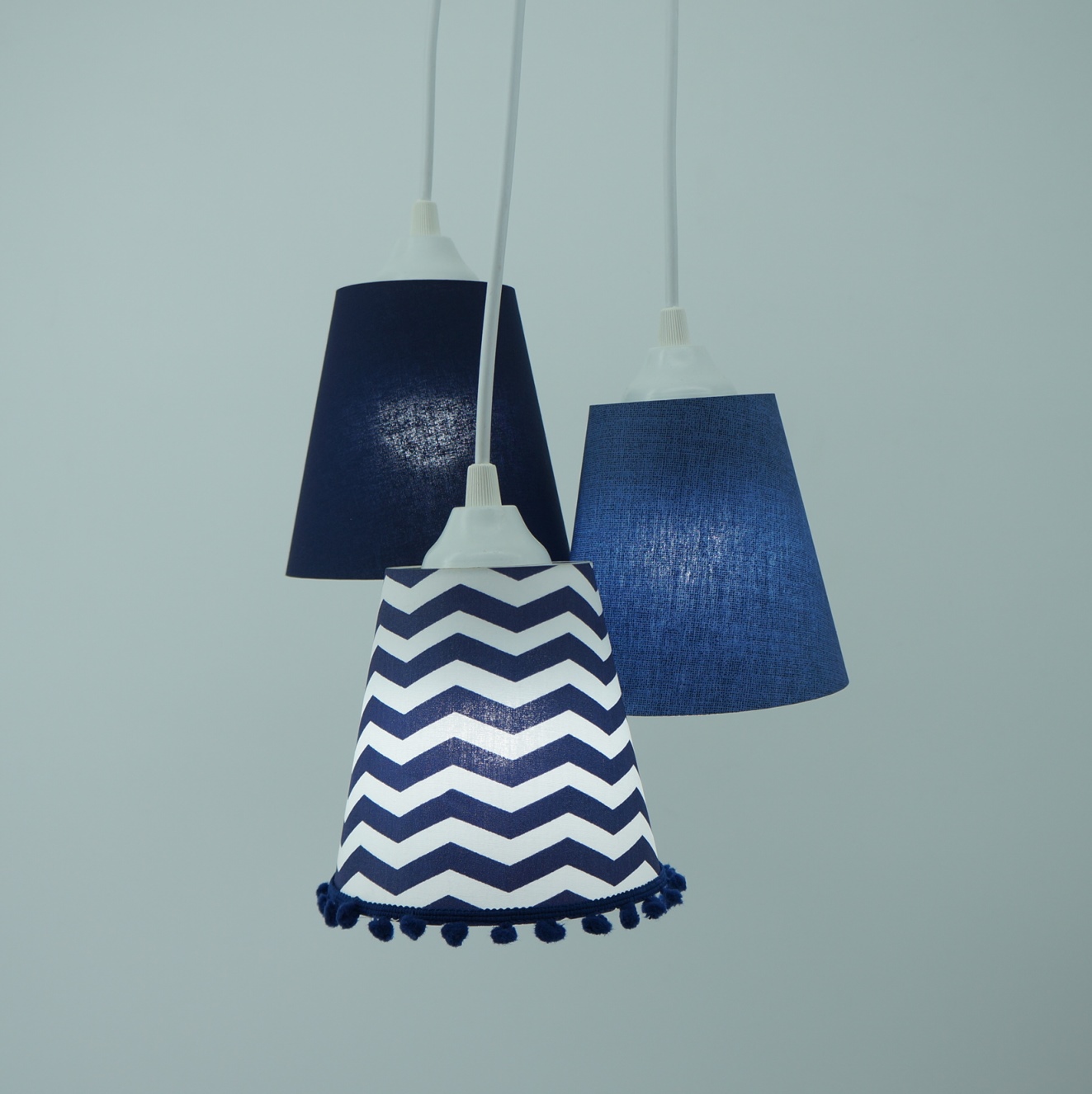 Lustre Pendente Luminária Azul Marinho e Branco com Pompom