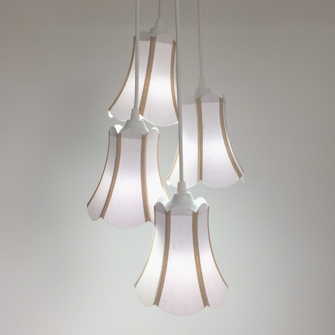 Lustre Pendente Luminária Cacho 4 Cúpulas Paris Linho com Detalhes em Bege