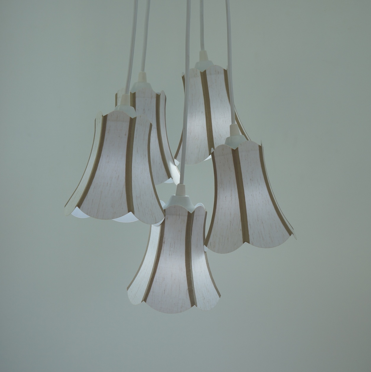 Lustre Pendente Luminária Cacho Paris Linho Branco com Detalhes em Bege