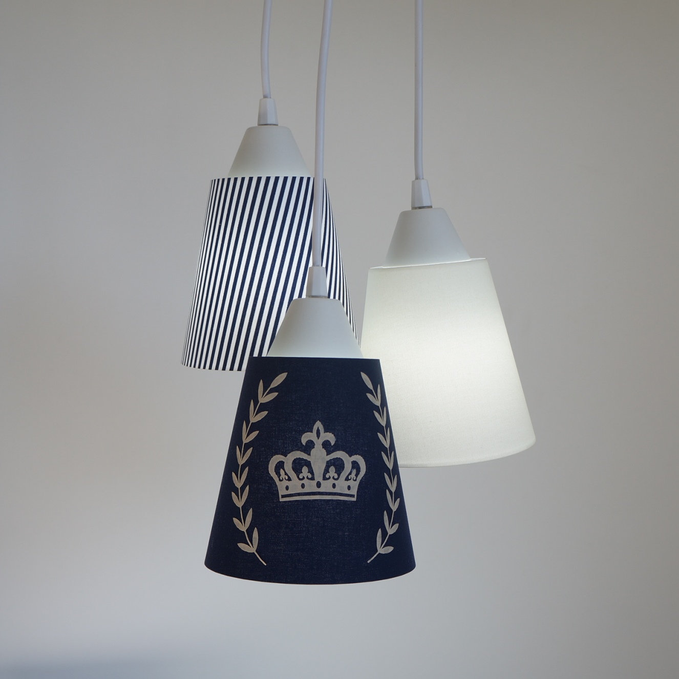 Lustre Pendente Luminária Quarto Bebê Coroa Bege e Azul Marinho