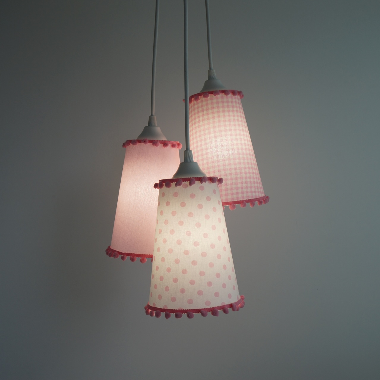 Lustre Pendente Luminária Quarto de Menina Rosa e Branco com Pompom