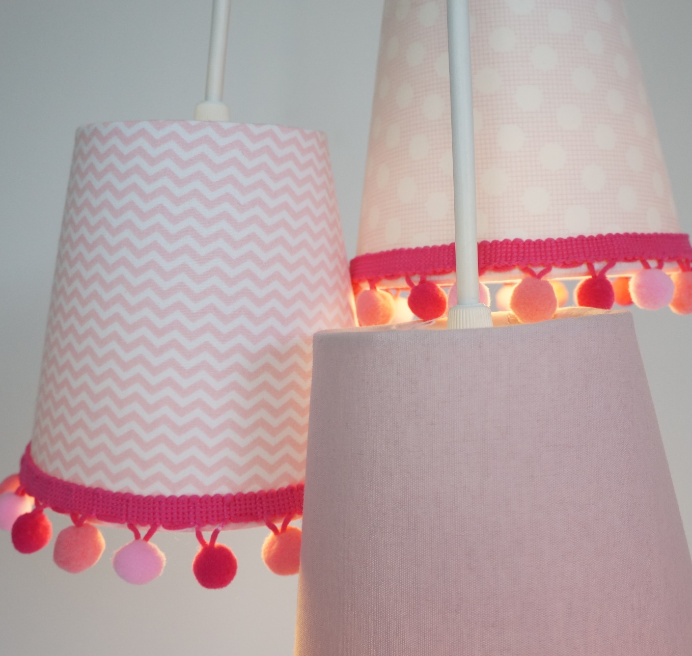 Lustre Pendente Menina Cacho Pompom Tons de Rosa
