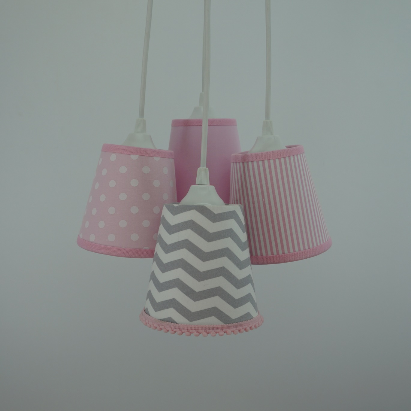 Lustre Pendente Menina Chevron e Pompom Cinza e Rosa