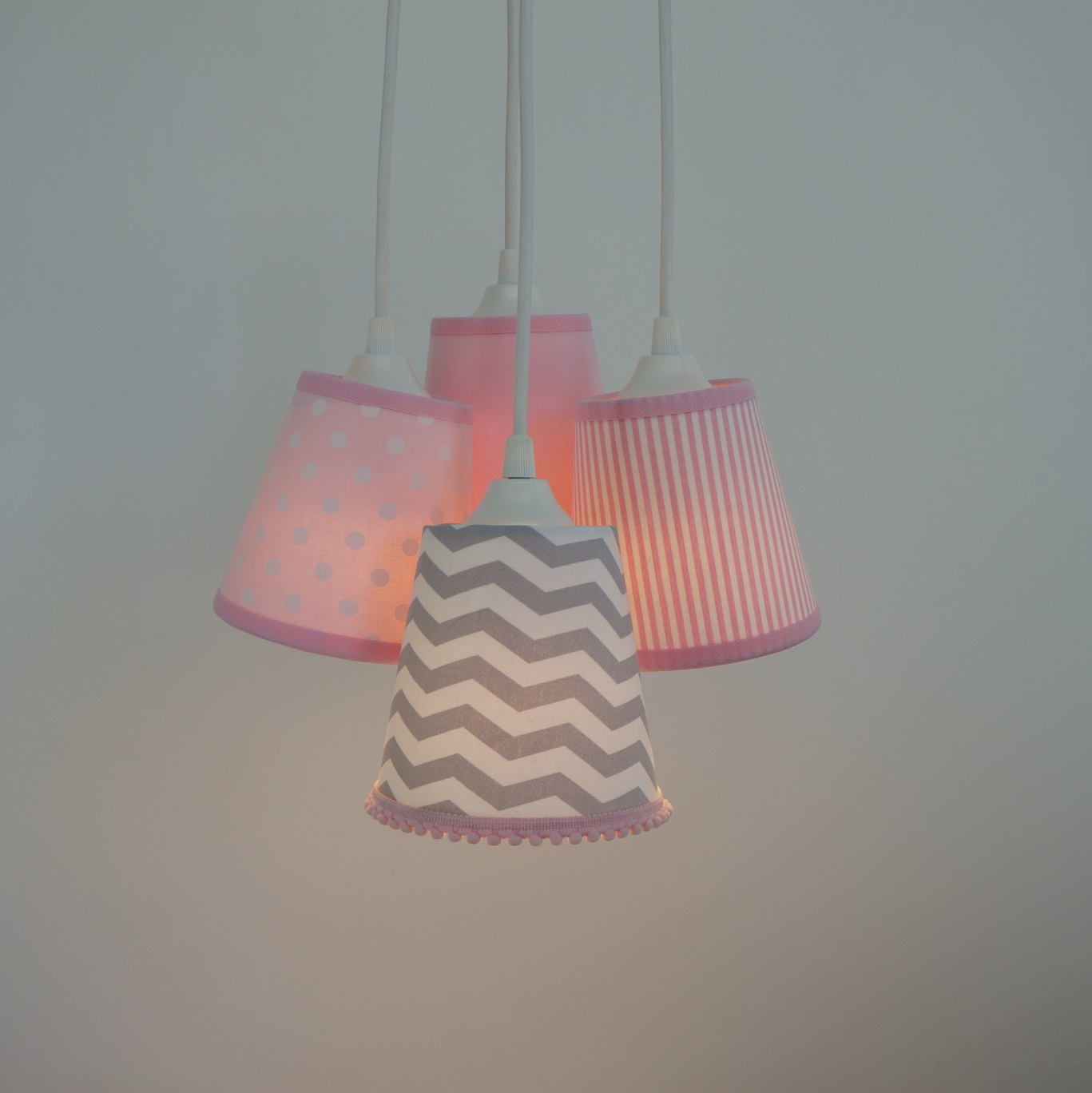 Lustre Pendente Menina Chevron e Pompom Cinza e Rosa