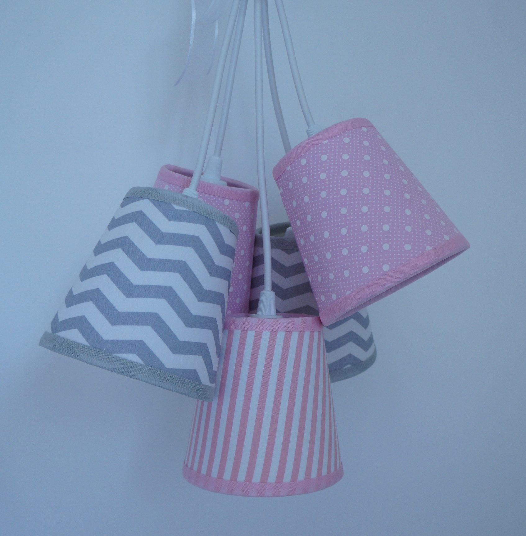 Lustre Pendente Menina Tecido Chevron Cinza e Tons de Rosa
