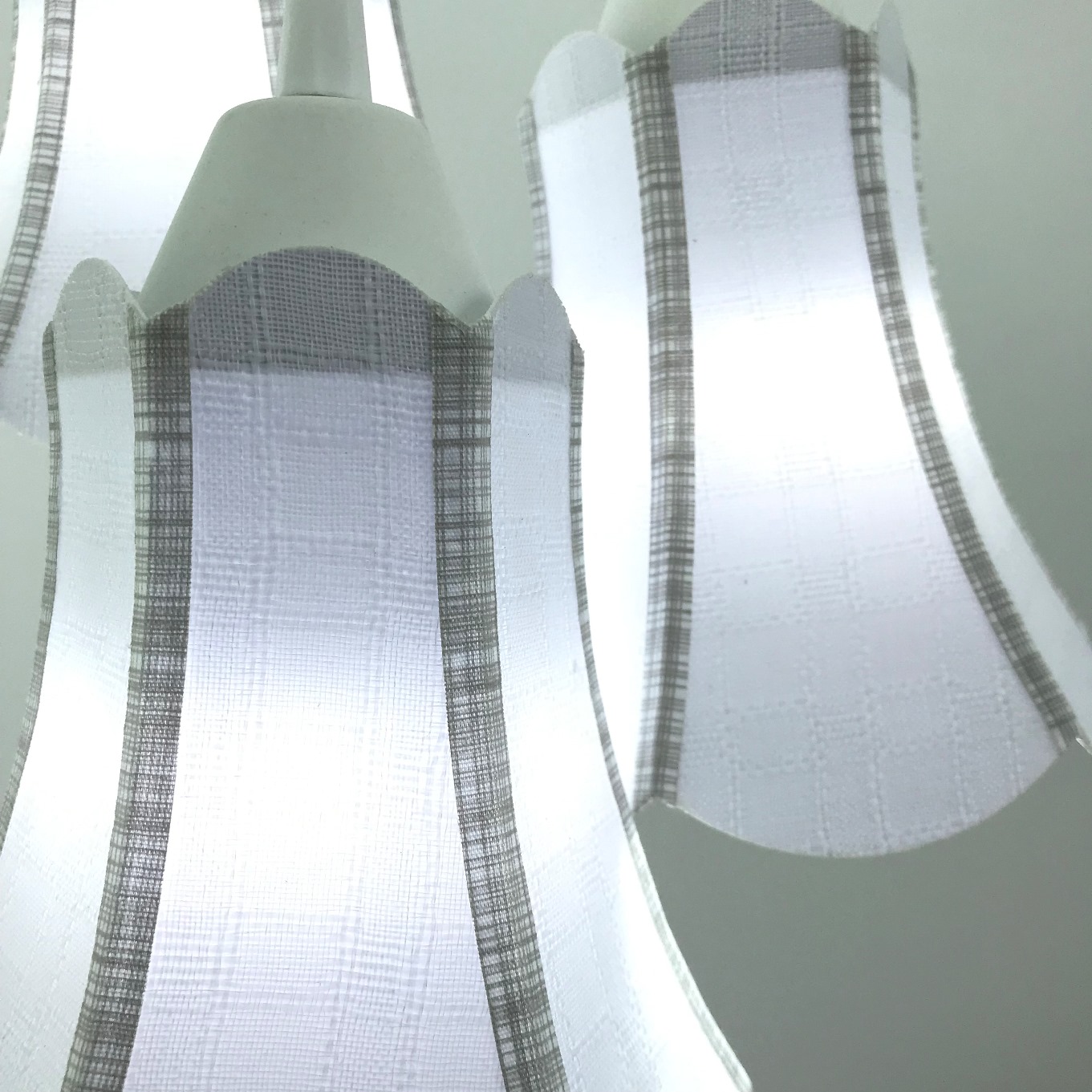Lustre Pendente Paris Cacho Triplo Branco com Detalhes em Cinza