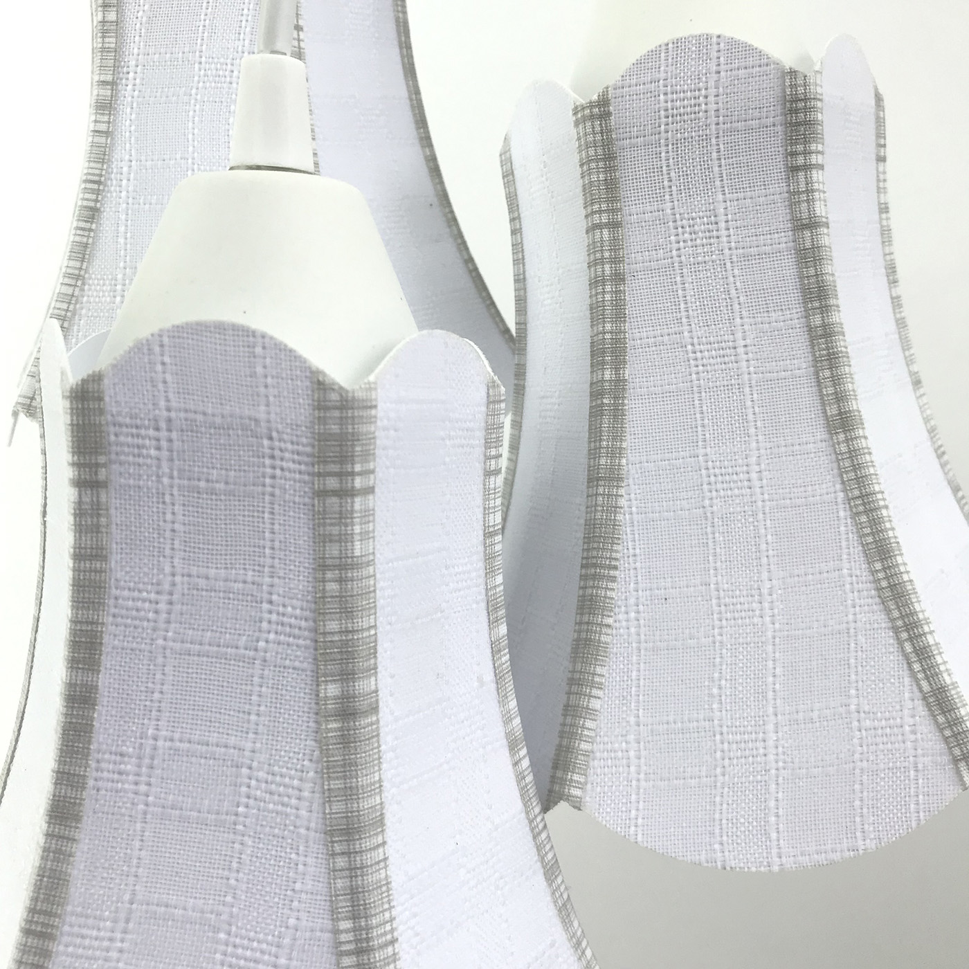 Lustre Pendente Paris Cacho Triplo Branco com Detalhes em Cinza