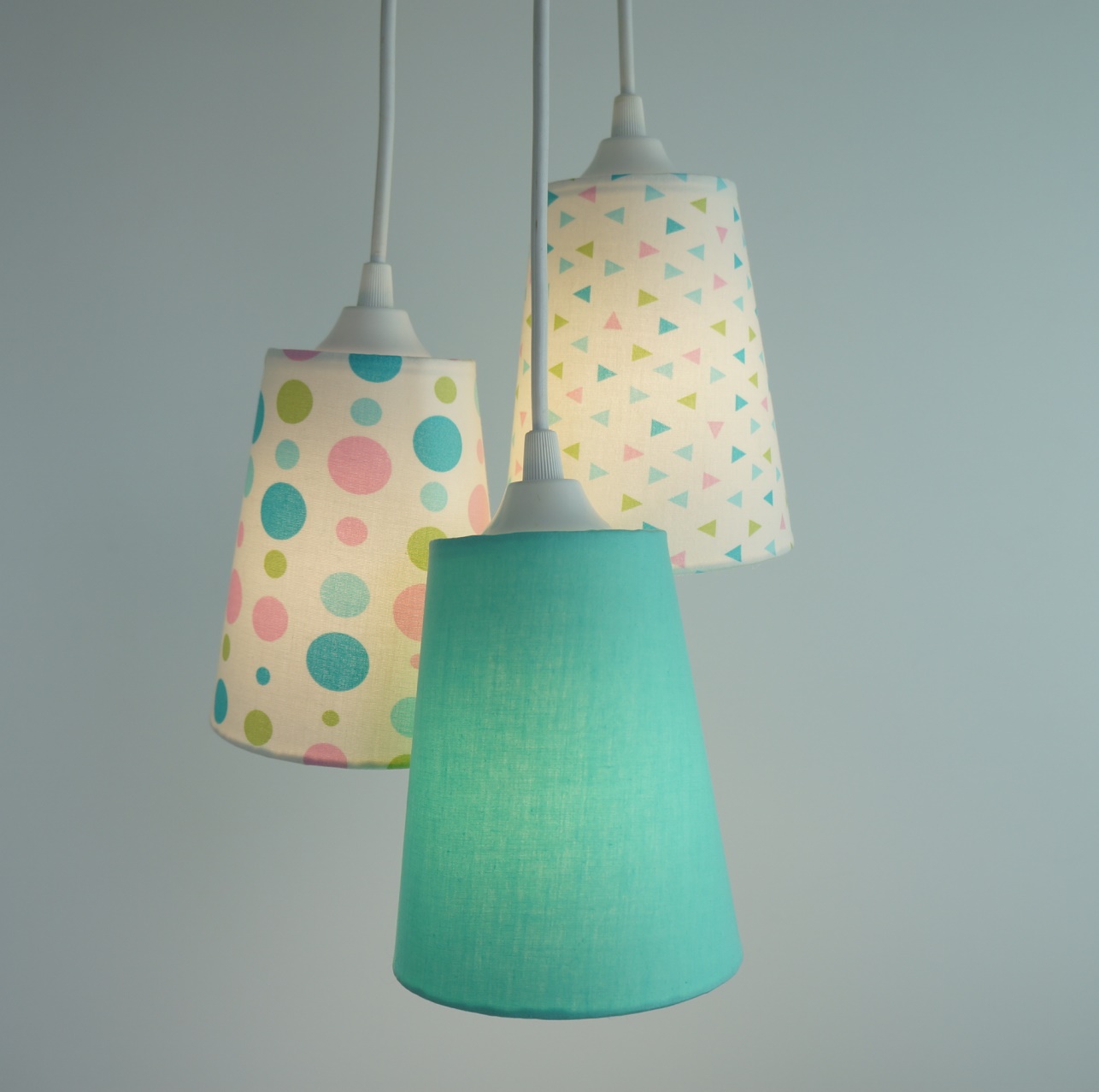 Lustre Pendente Poás e Triângulos 3 Cúpulas Verde e Rosa