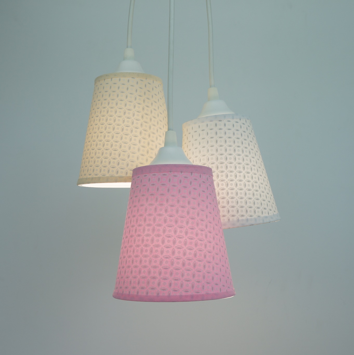 Lustre Pendente Quarto de Bebê Arabescos Rosa, Bege e Branco