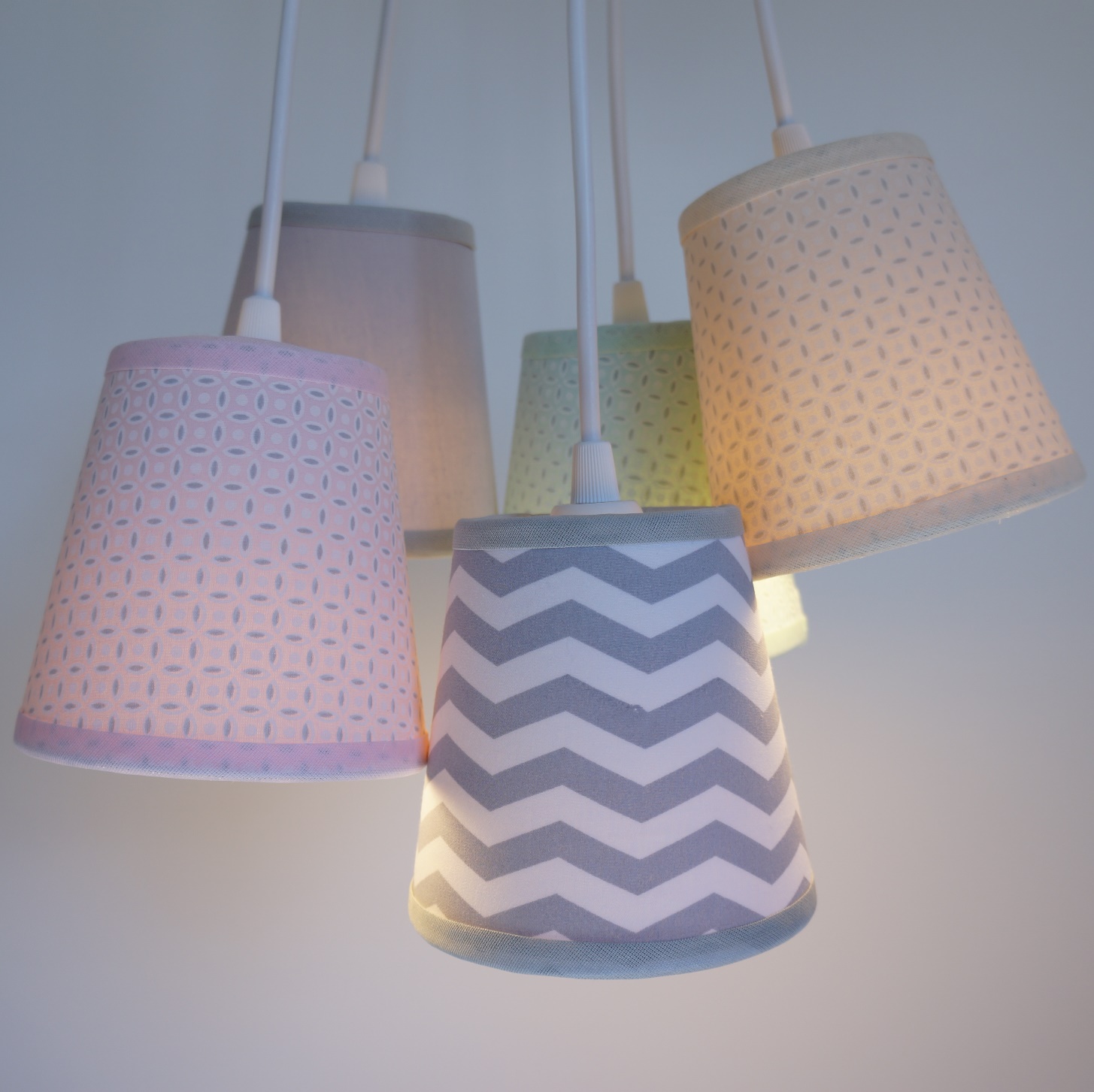 Lustre Pendente Soft Chevron Cinza, Amarelo e Rosa