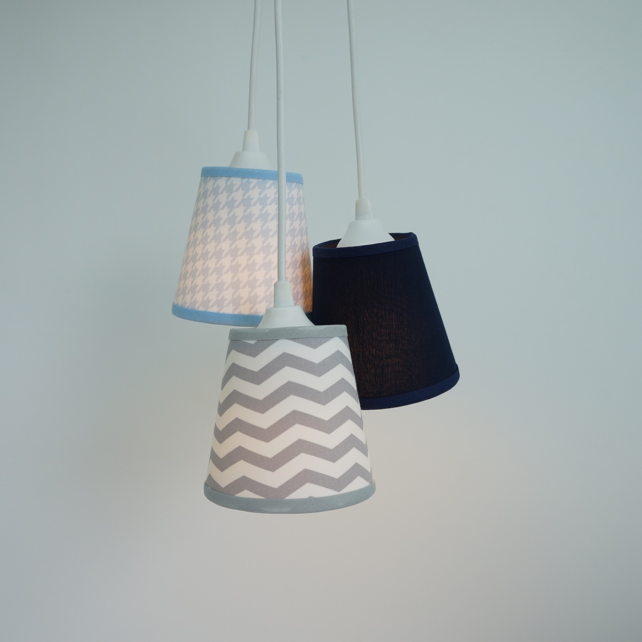 Lustre Pendente Triplo Bebê Chevron Cinza, Azul Marinho e Pied Poule Azul