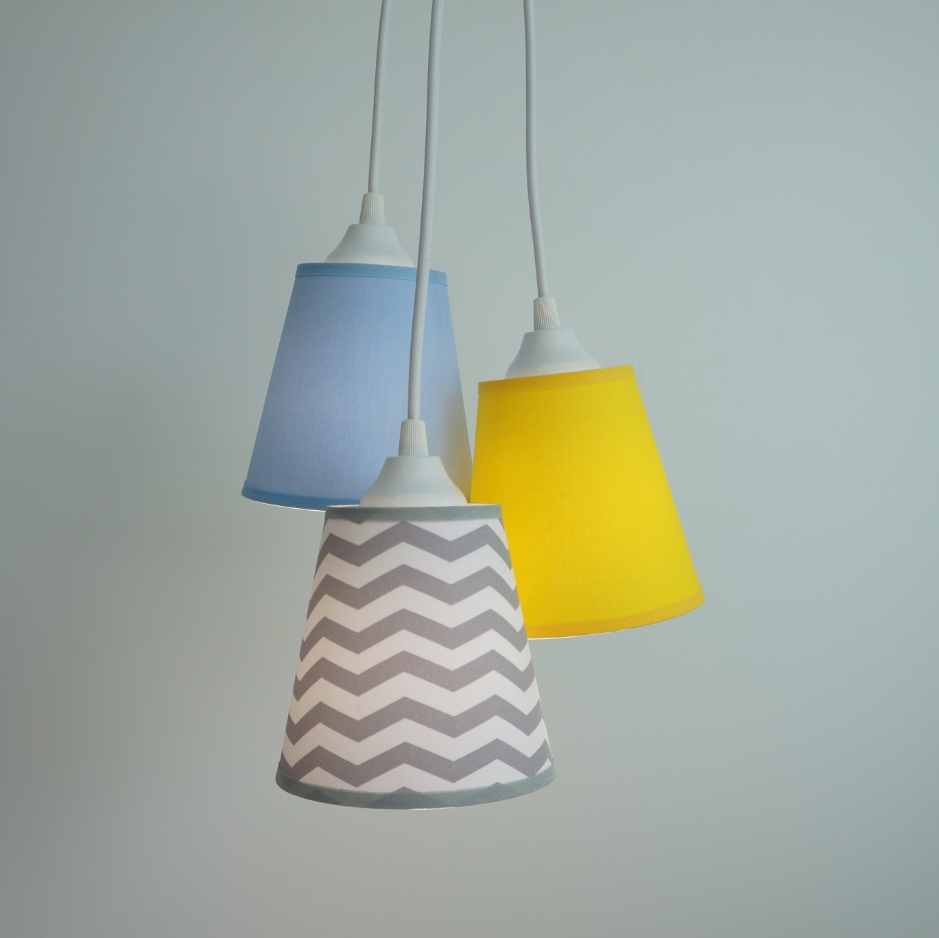Lustre Pendente Triplo Chevron Cinza, Azul Bebê e Amarelo