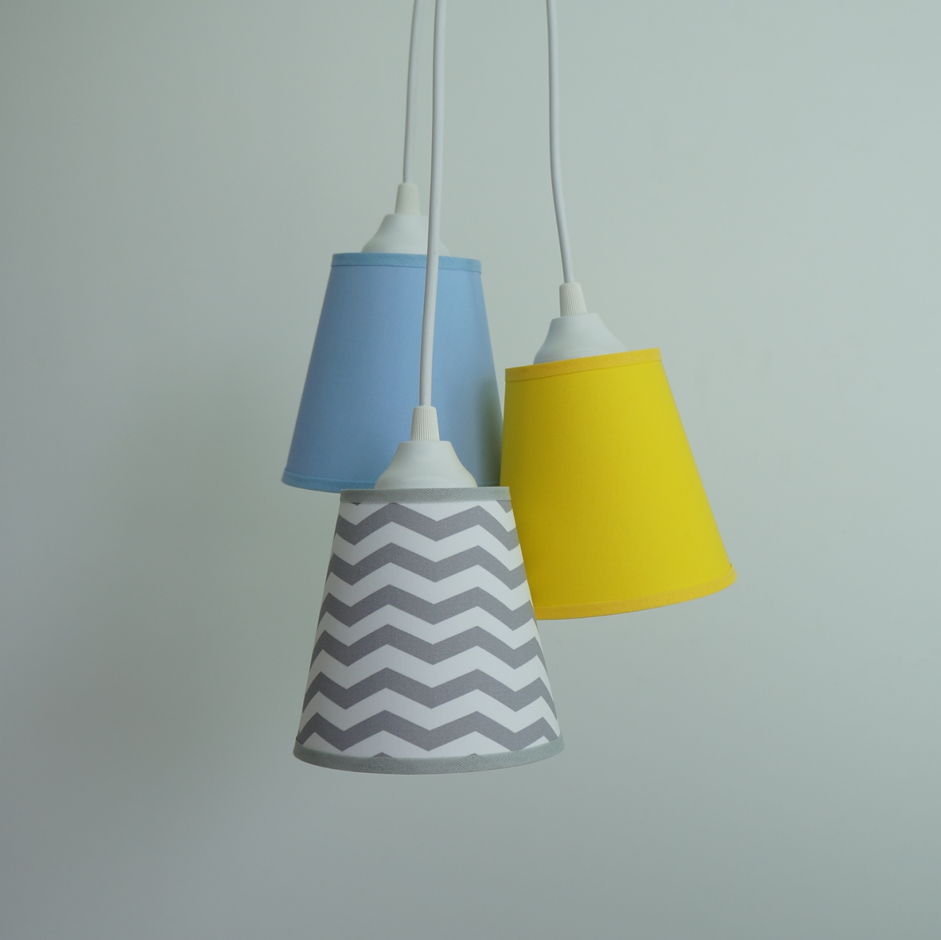 Lustre Pendente Triplo Chevron Cinza, Azul Bebê e Amarelo