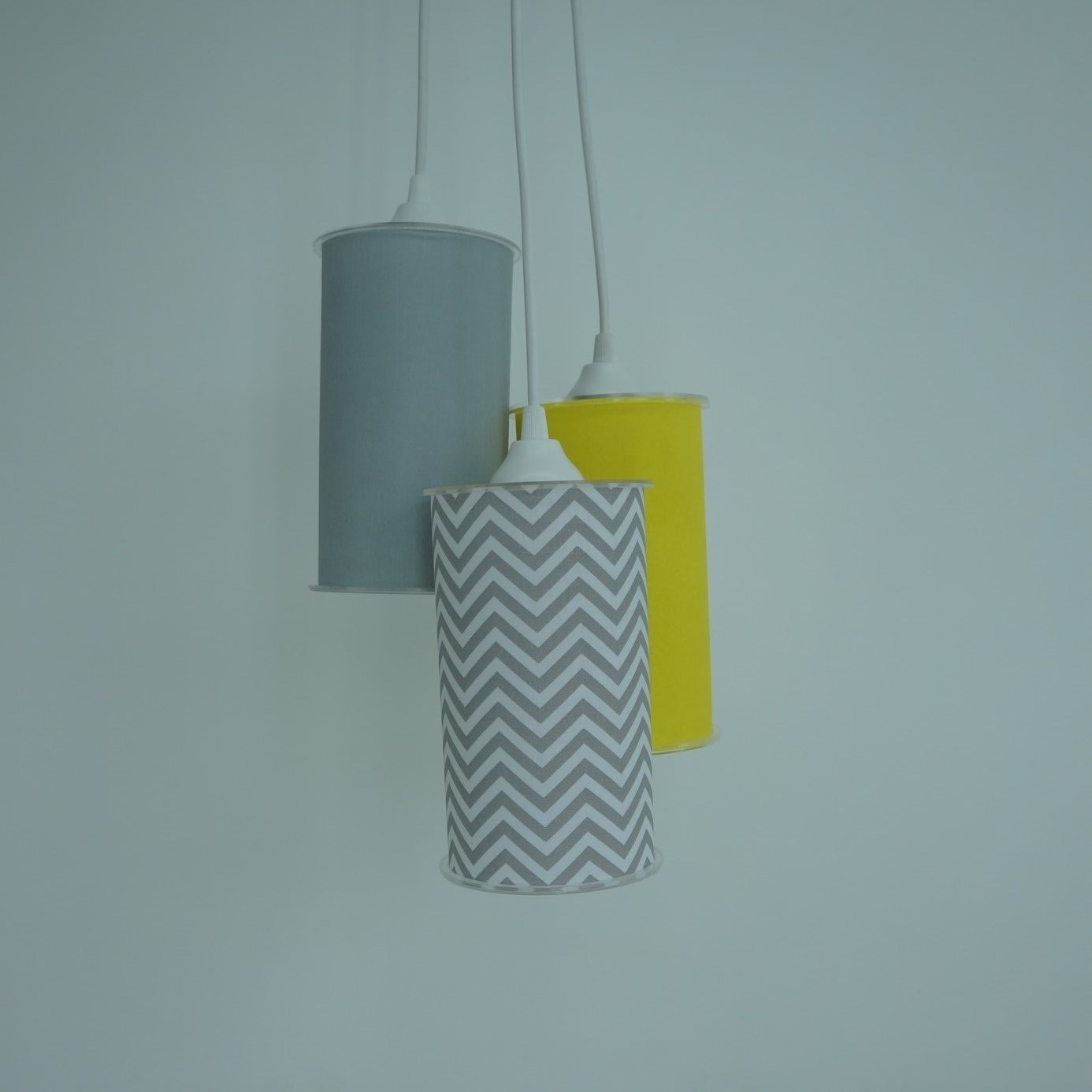 Lustre Pendente Triplo Crie Casa Chevron Cinza e Amarelo
