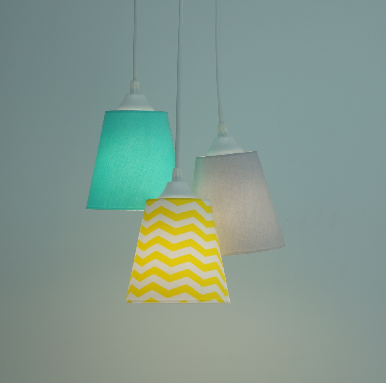 Lustre Pendente Triplo Quarto de Bebê Chevron Amarelo, Verde e Cinza