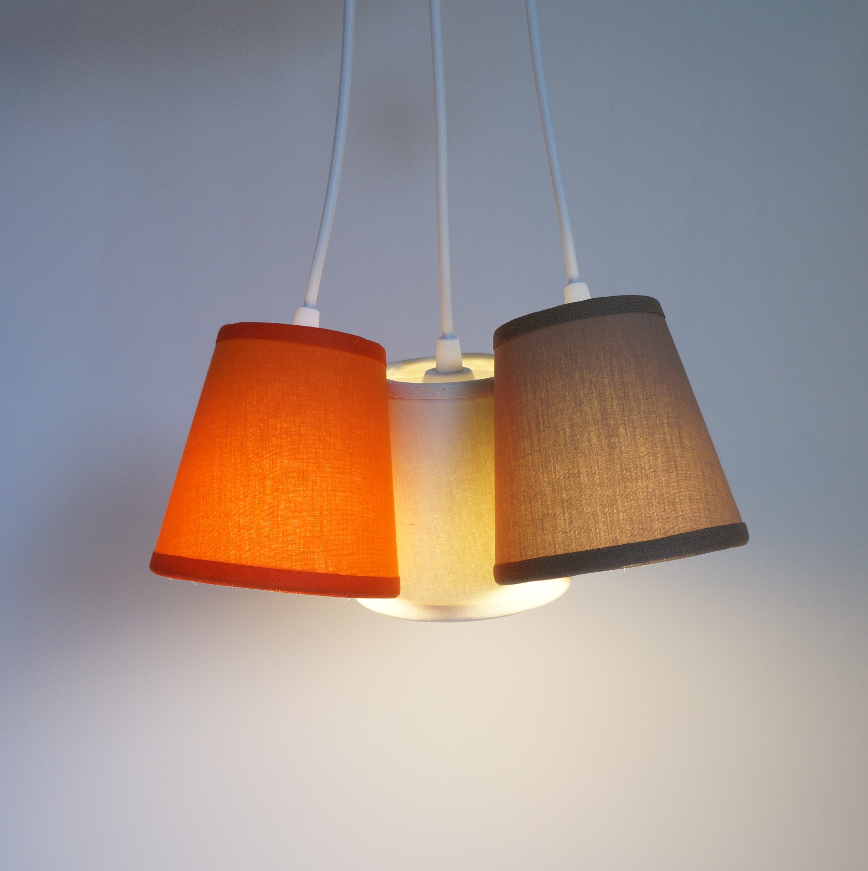 Lustre Pendente Triplo Zoo Laranja, Caqui e Bege
