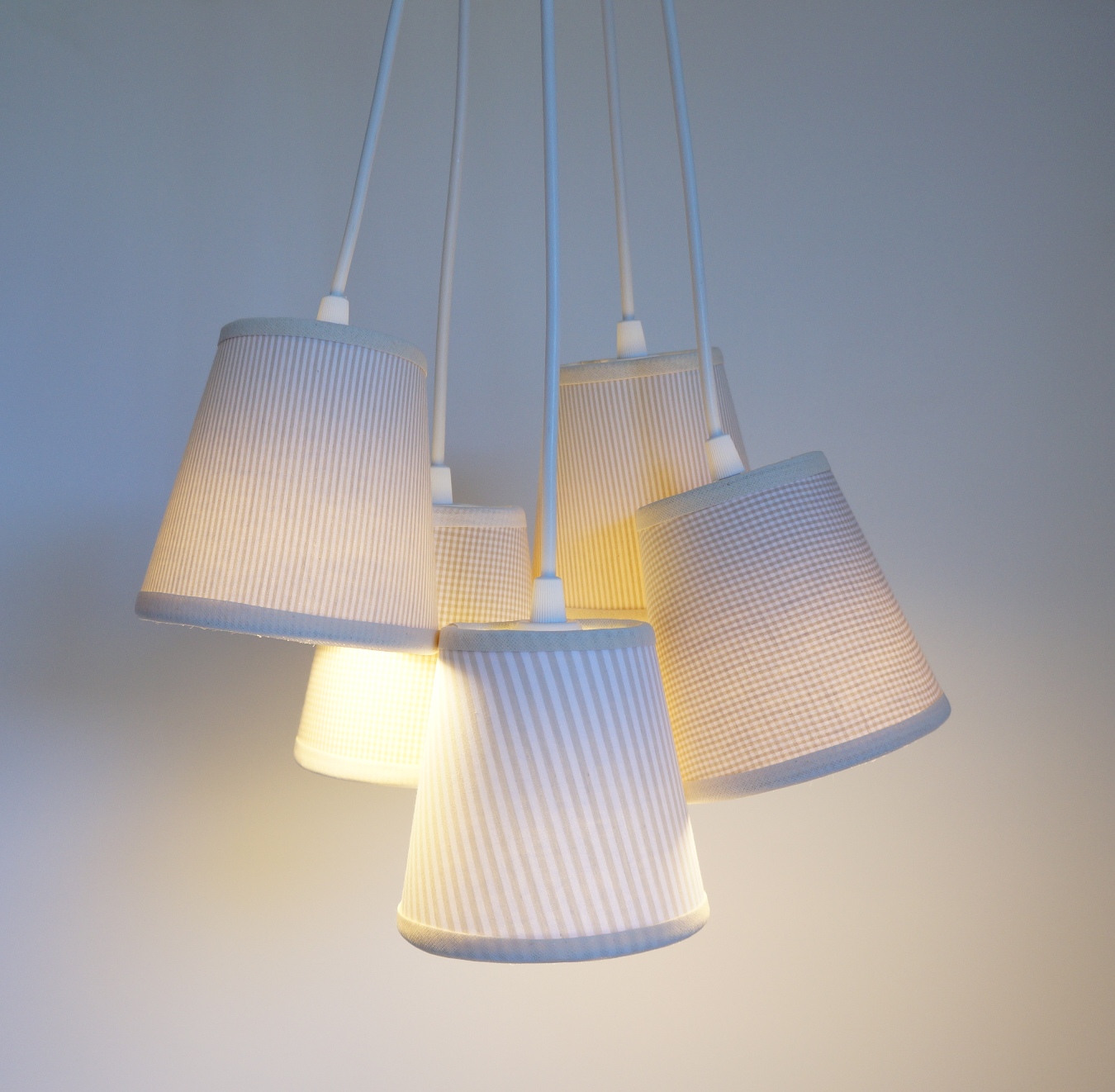 Lustre Pendente Xadrez e Listras Bege e Branco