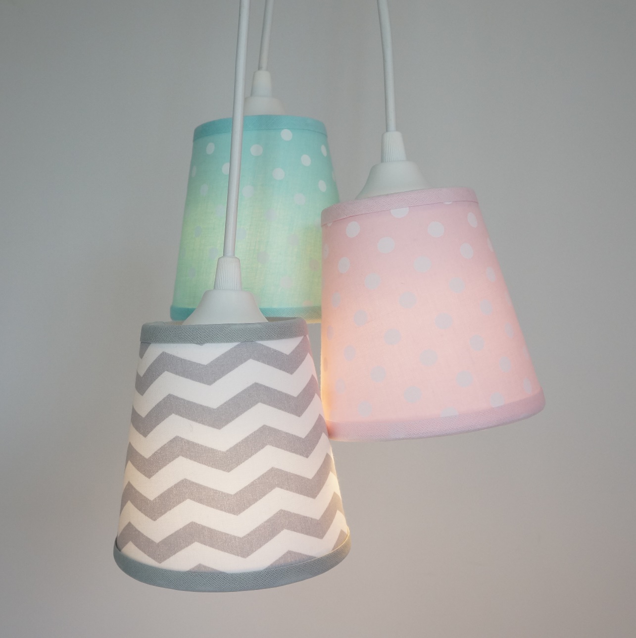 Lustre Triplo Poás e Chevron Cinza, Rosa e Verde
