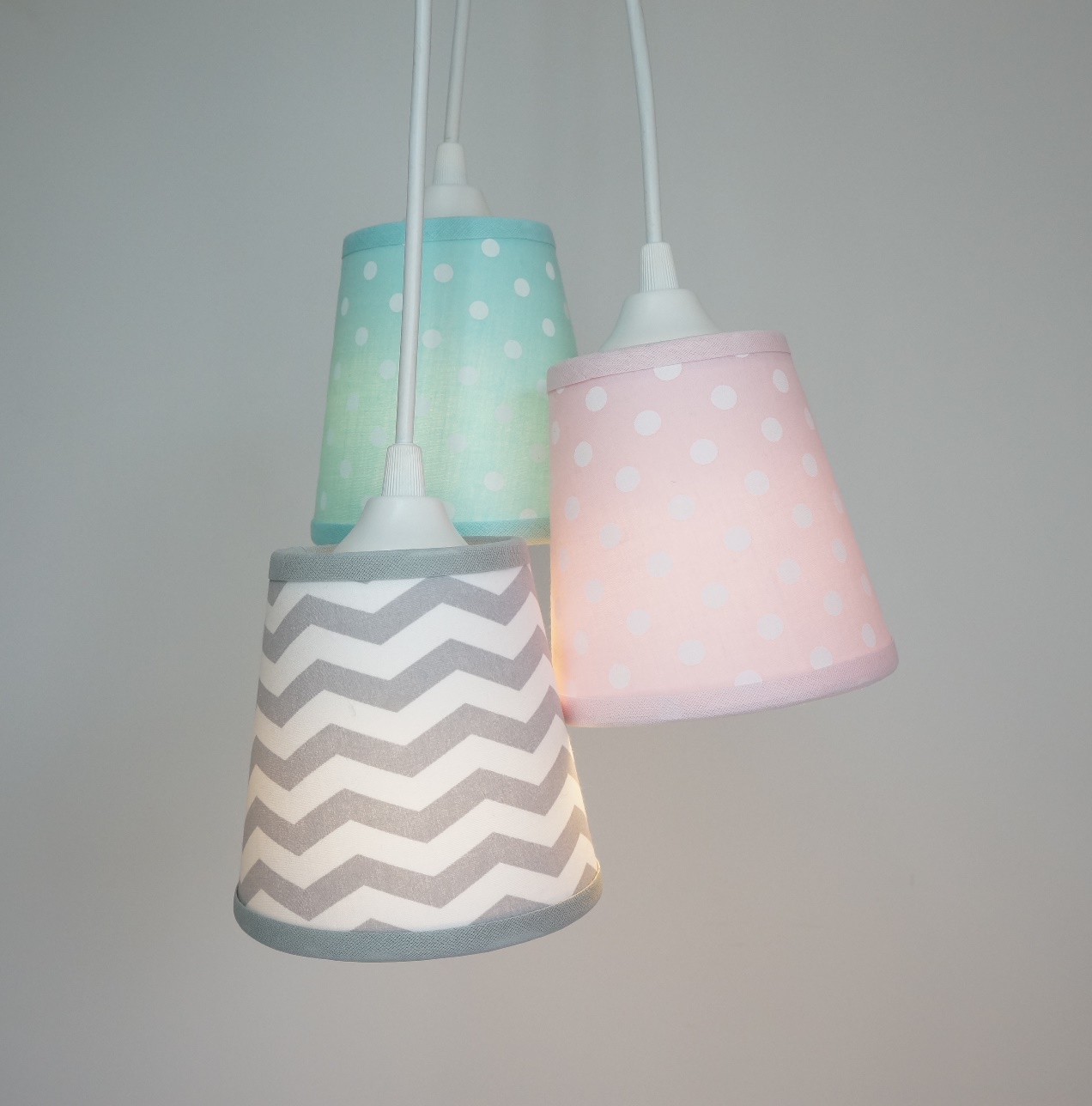 Lustre Triplo Poás e Chevron Cinza, Rosa e Verde