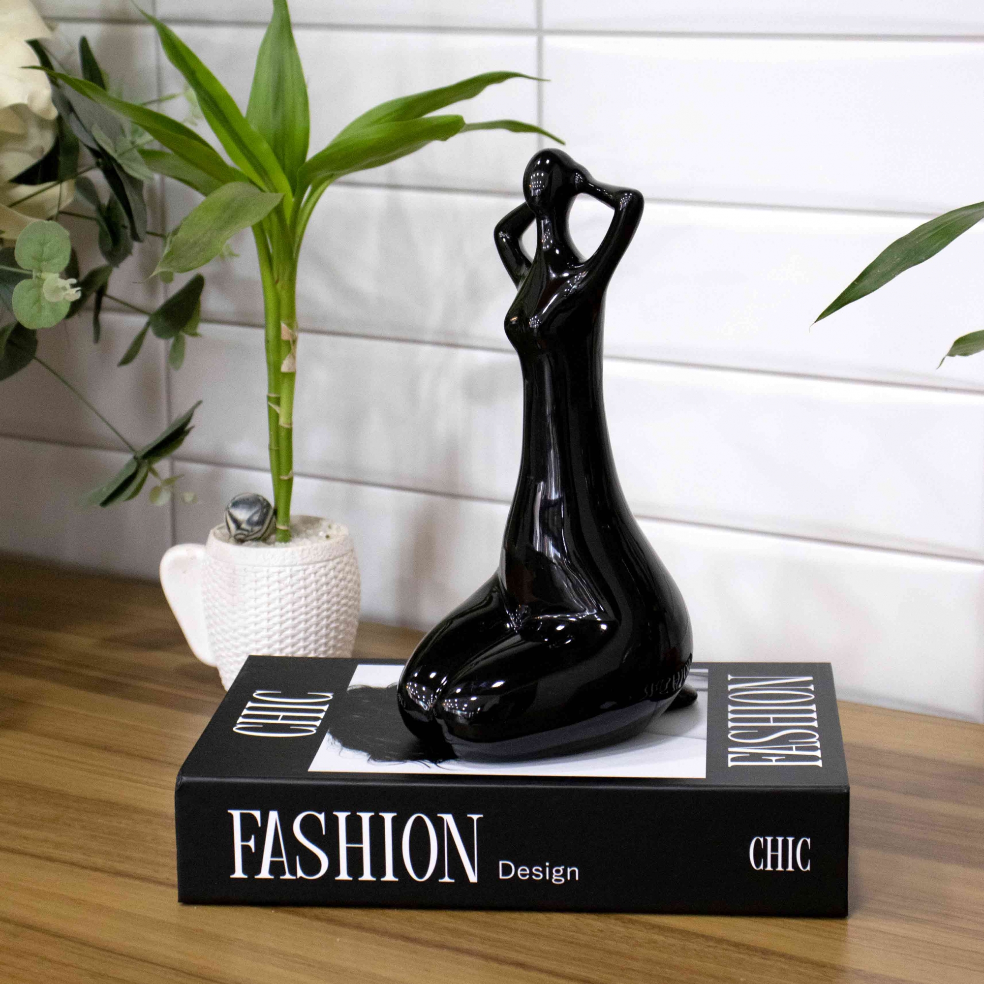 Escultura Mulher em Porcelana Preto 25x10 cm - D'Rossi