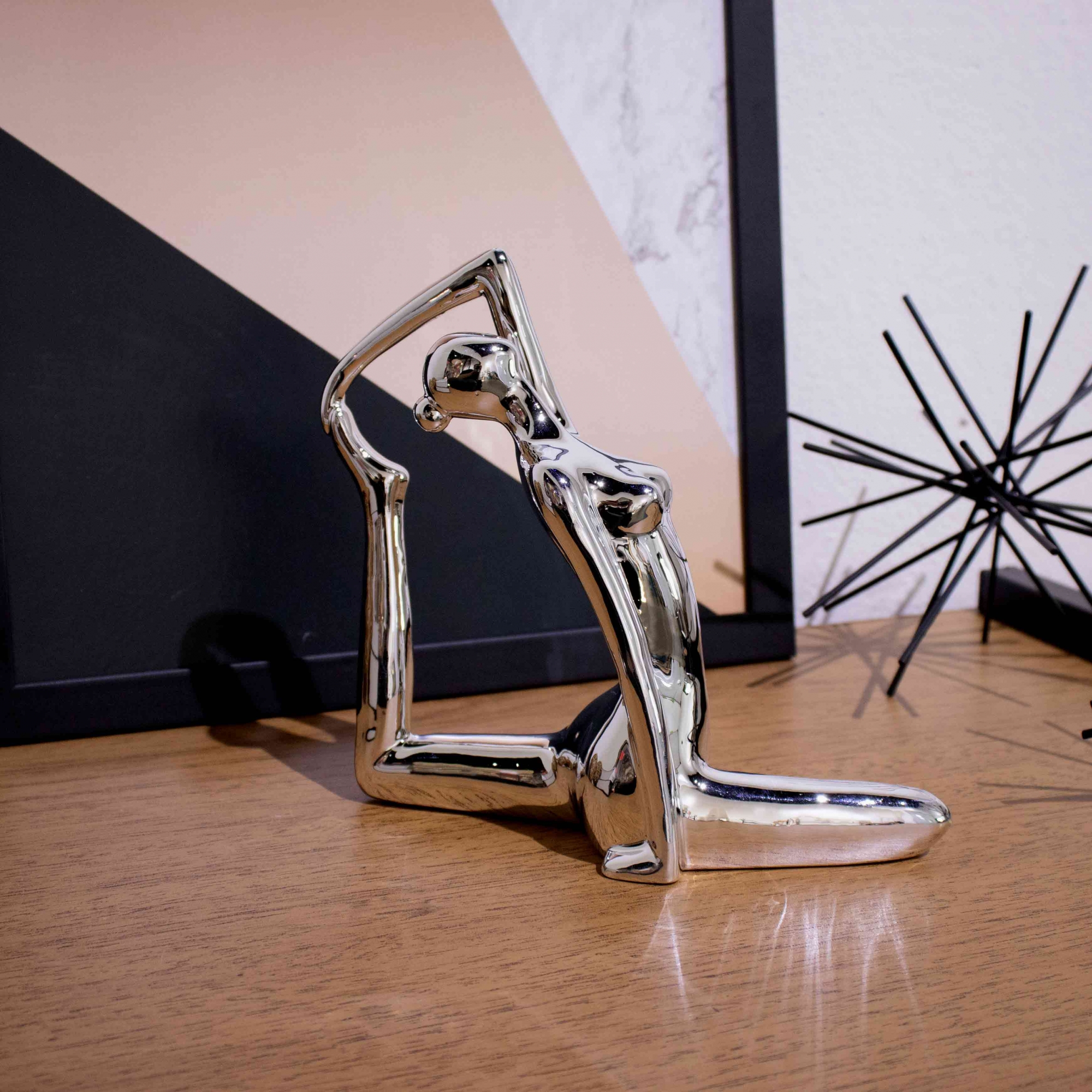 Escultura Yoga Prata em Porcelana Pose Rei Pombo 22x20 cm - D'Rossi