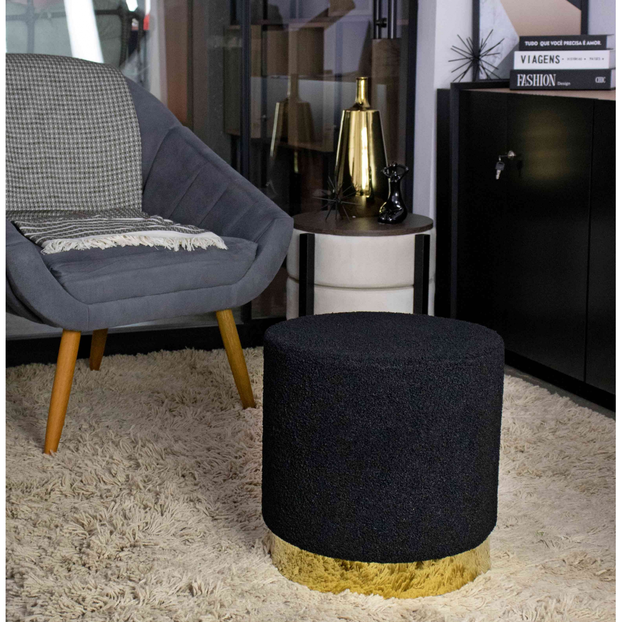 Puff Decorativo Redondo em Bouclê Preto com Detalhe Dourado na Base 40 cm - D'Rossi