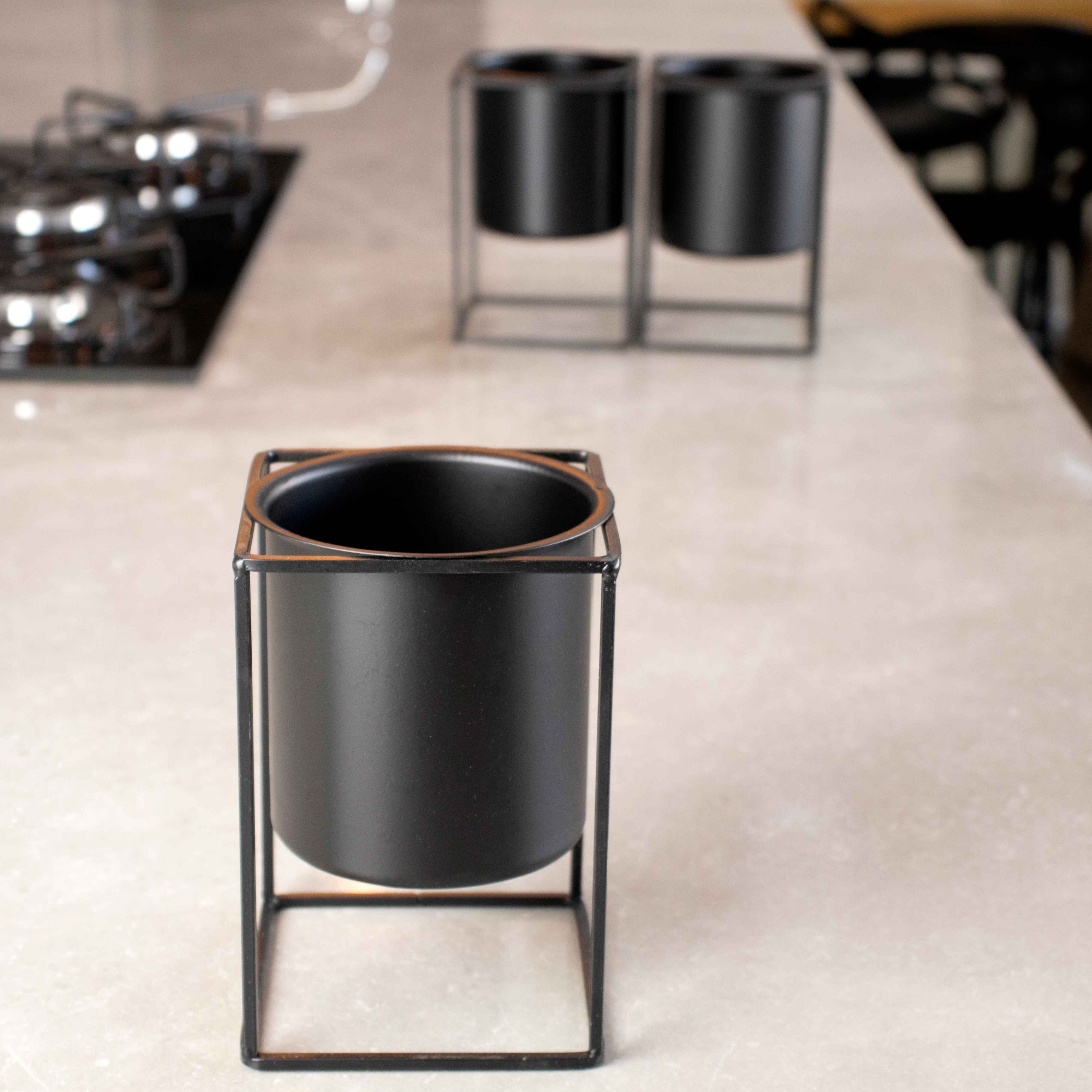 Vaso Decorativo Preto com Suporte em Metal 16x11 cm - D'Rossi