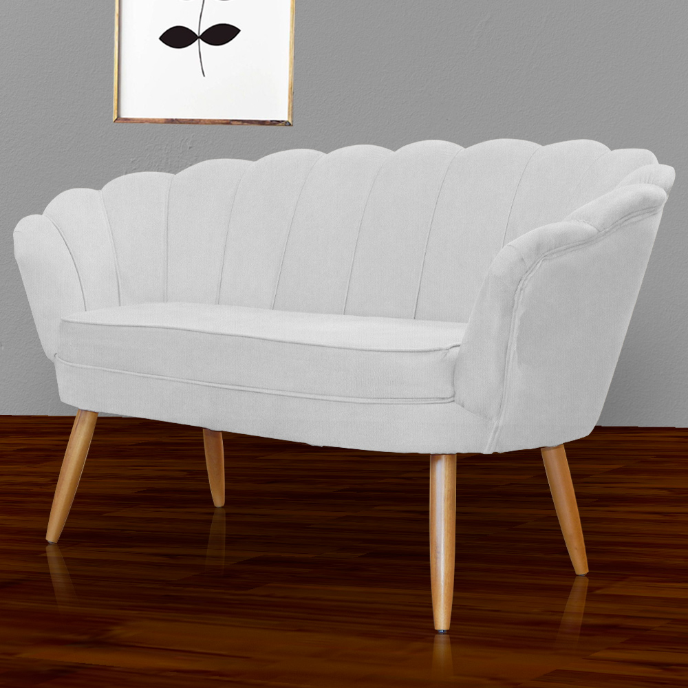 Namoradeira Decorativa Pétala Suede Branca Pés de Madeira - Ds Estofados