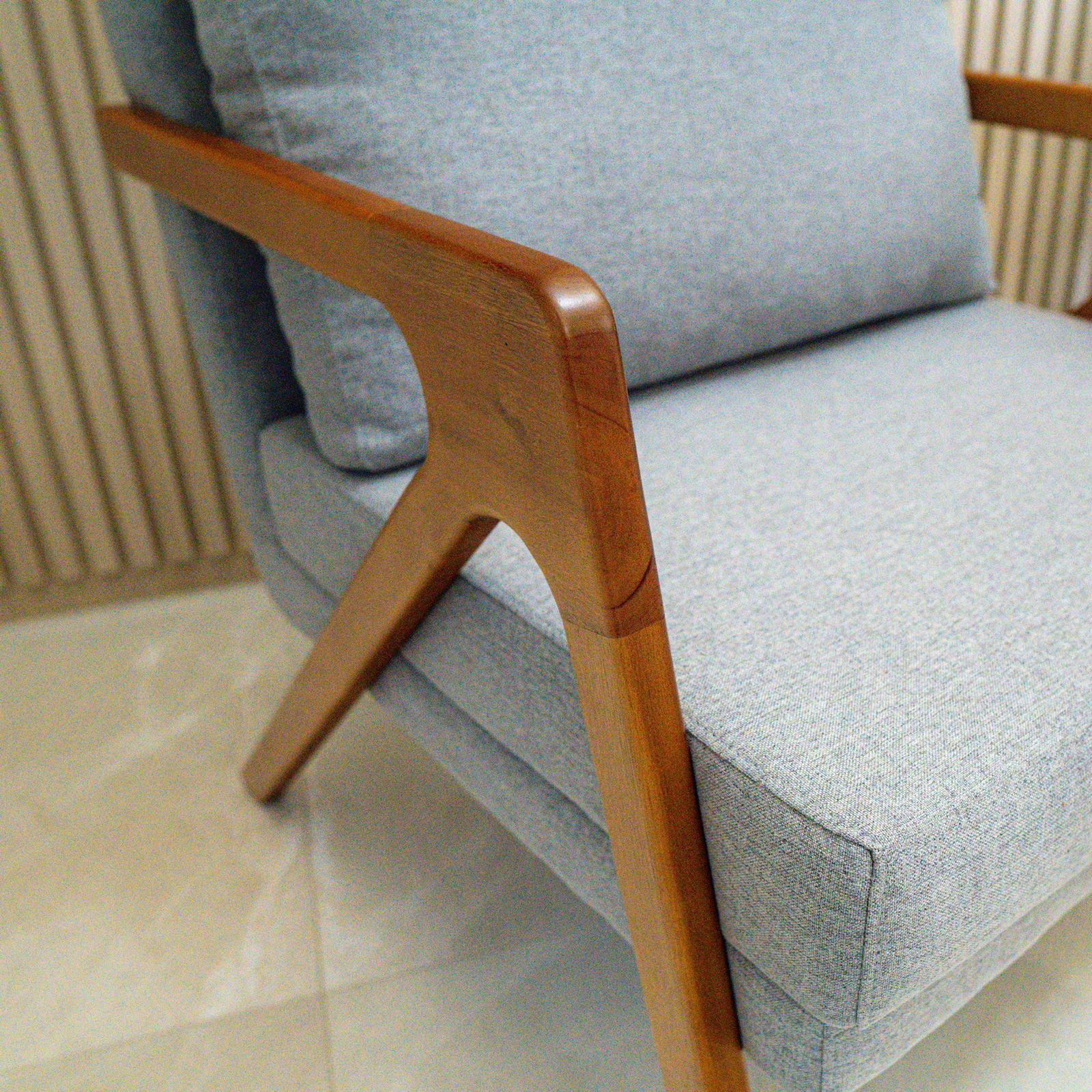 Poltrona  Decorativa Para Sala De Estar Pietra 02 Com Estrutura De Madeira Linho Cinza