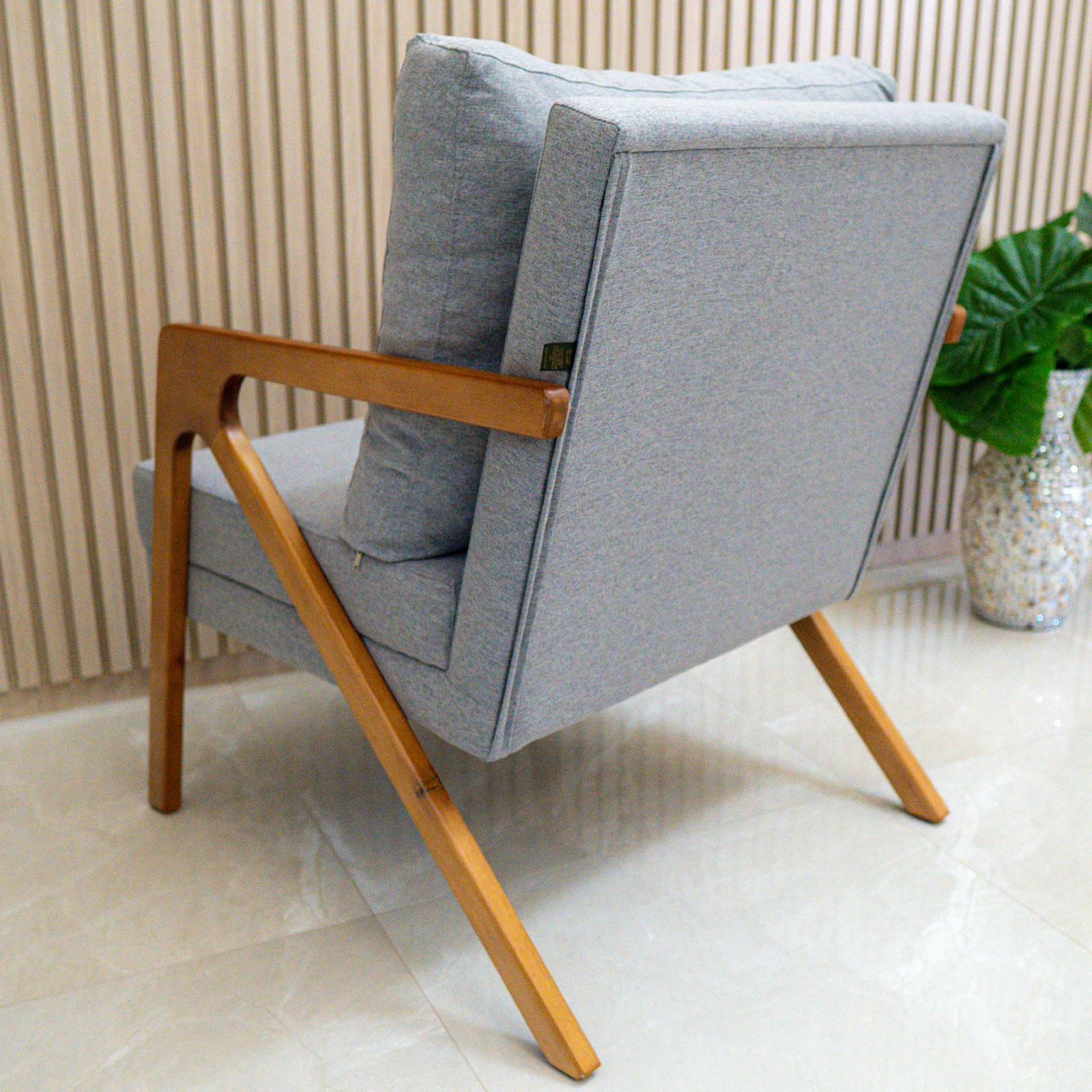 Poltrona  Decorativa Para Sala De Estar Pietra 02 Com Estrutura De Madeira Linho Cinza