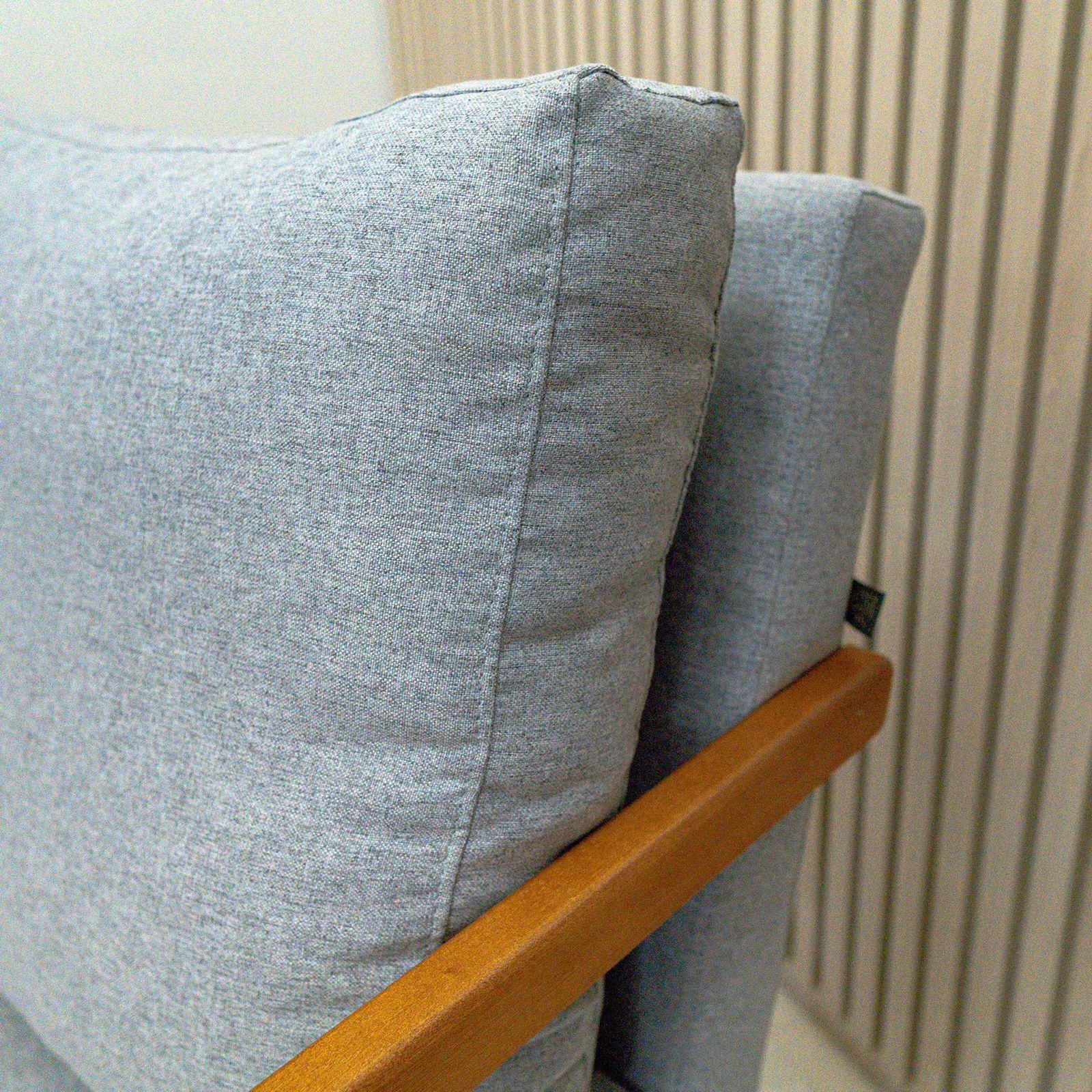 Poltrona  Decorativa Para Sala De Estar Pietra 02 Com Estrutura De Madeira Linho Cinza