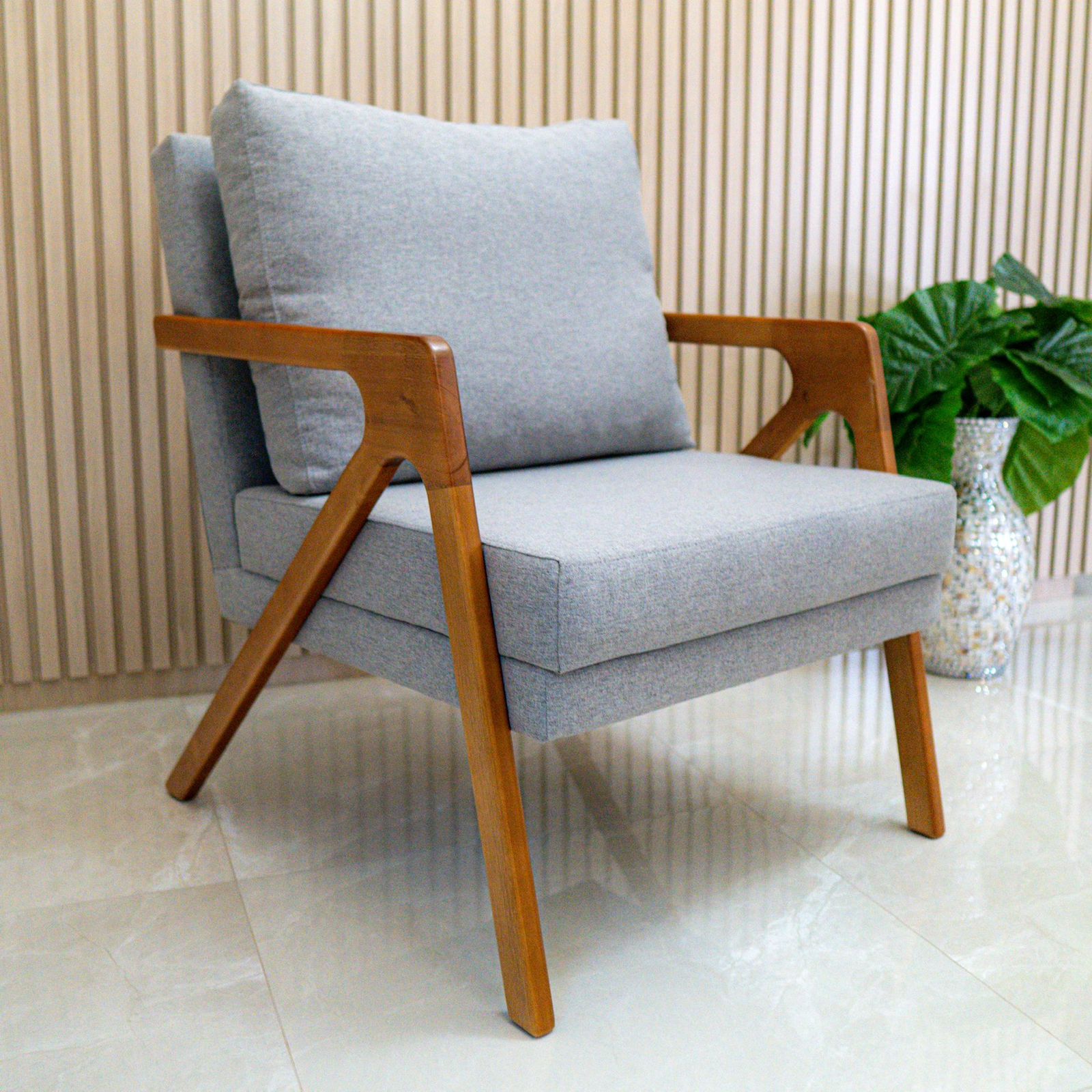 Poltrona  Decorativa Para Sala De Estar Pietra Com Estrutura De Madeira Linho Cinza