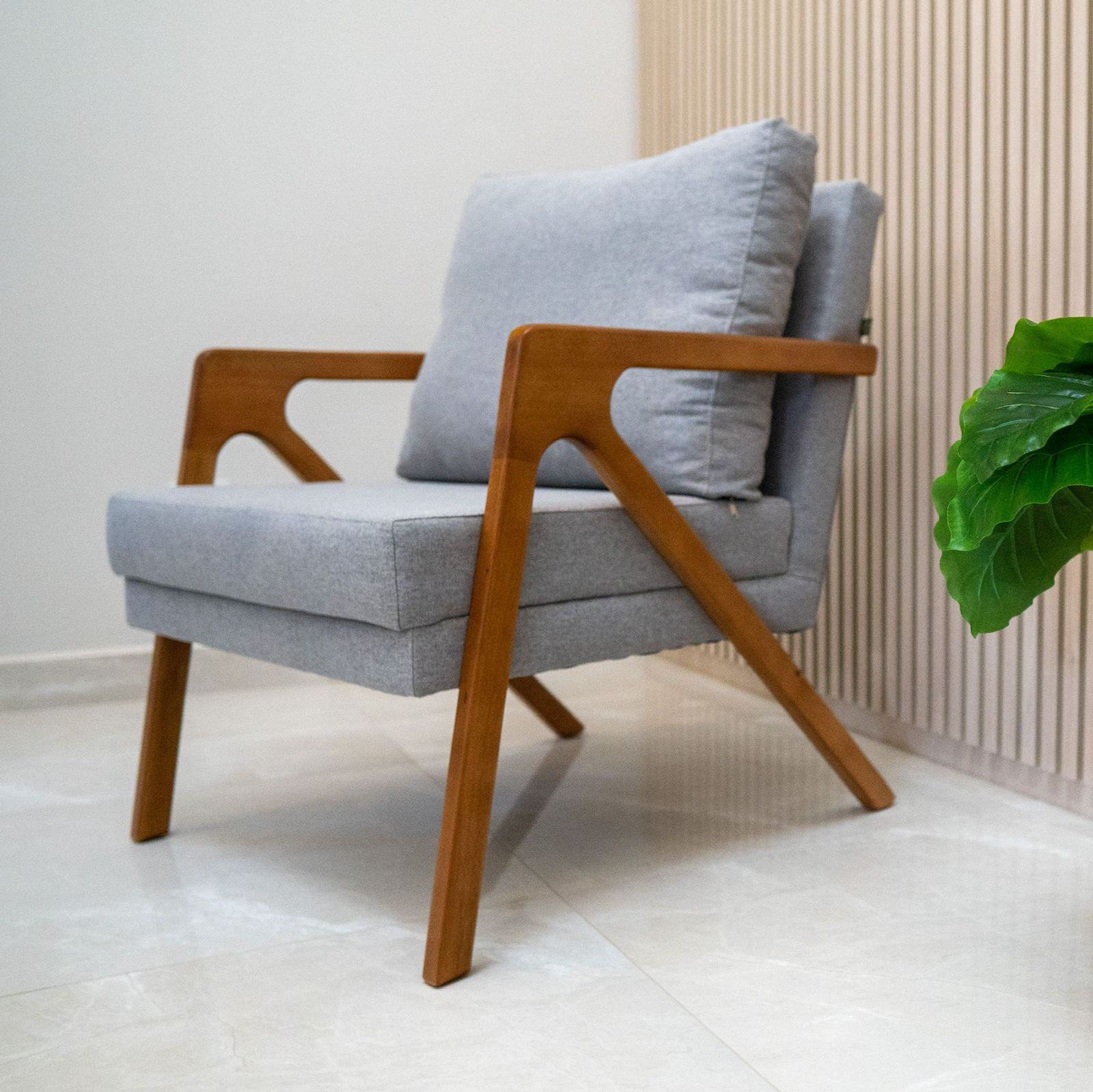 Poltrona  Decorativa Para Sala De Estar Pietra Com Estrutura De Madeira Linho Cinza